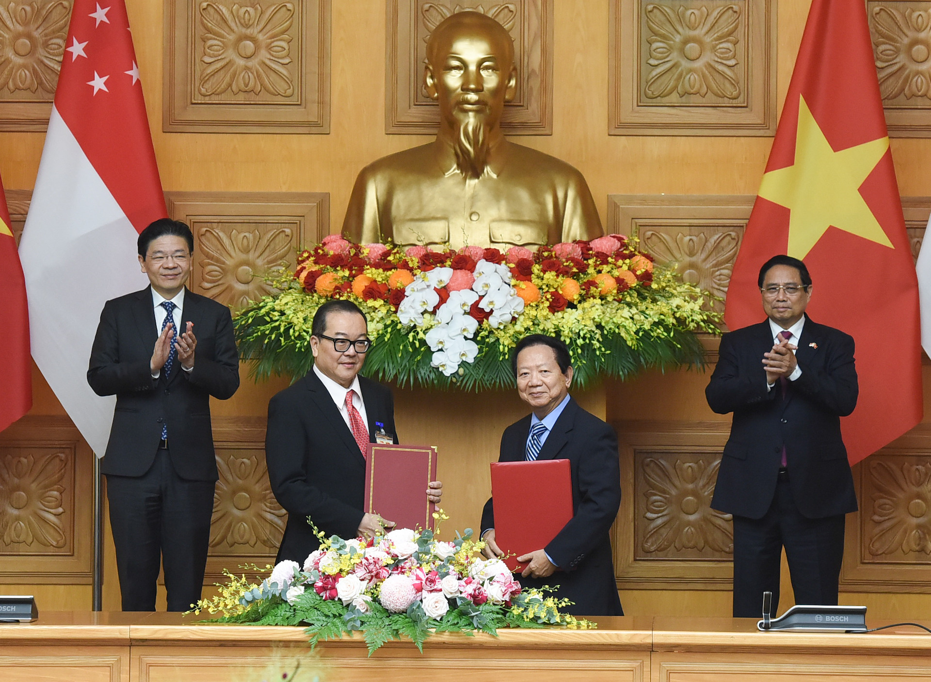 Hai Thủ tướng chứng kiến lễ trao Bản ghi nhớ hợp tác giữa Hội hữu nghị Việt Nam và Quỹ Quốc tế Singapore.