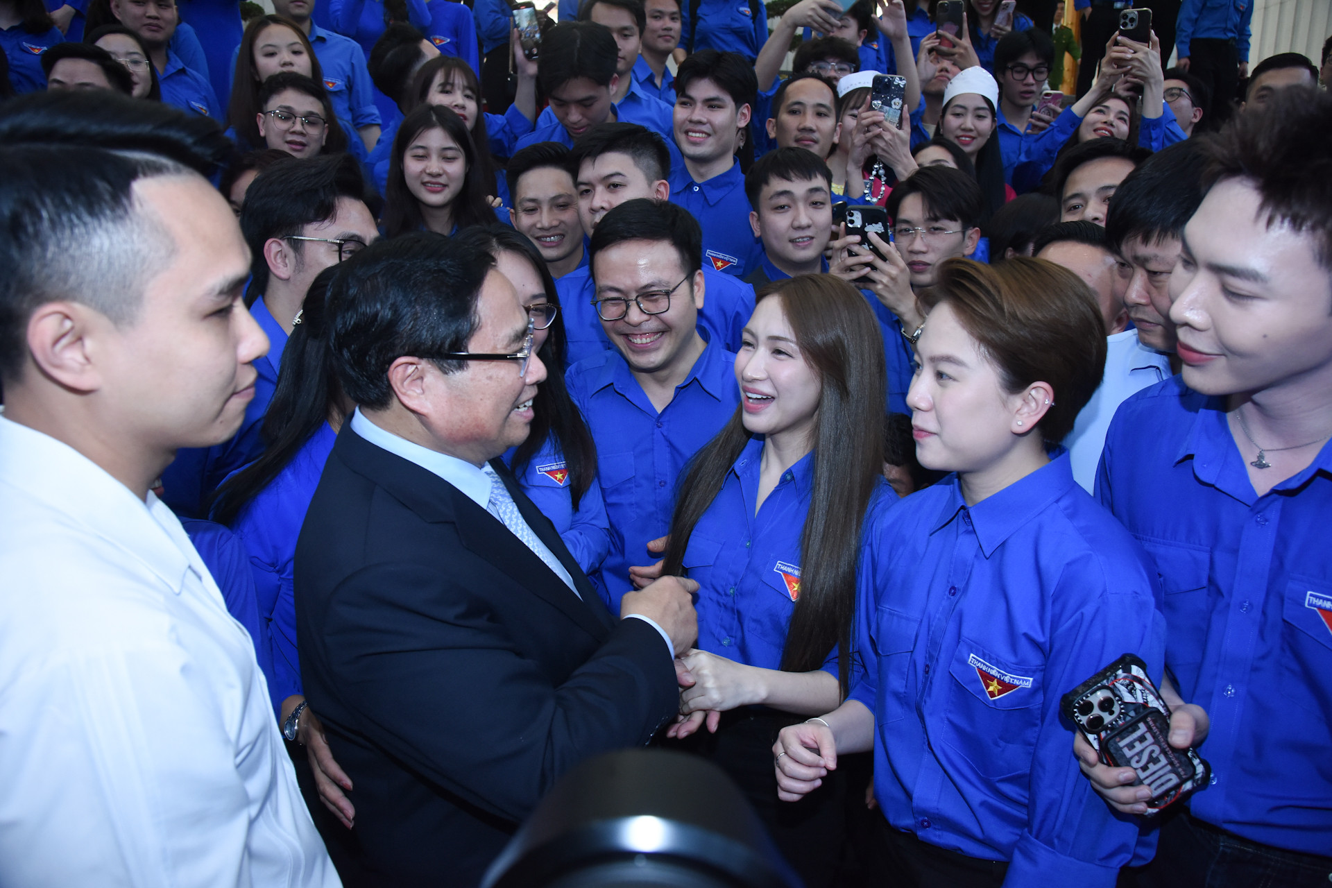 Thủ tướng Phạm Minh Chính với các đại biểu thanh niên Việt Nam. Thủ tướng Phạm Minh Chính với các đại biểu thanh niên Việt Nam.