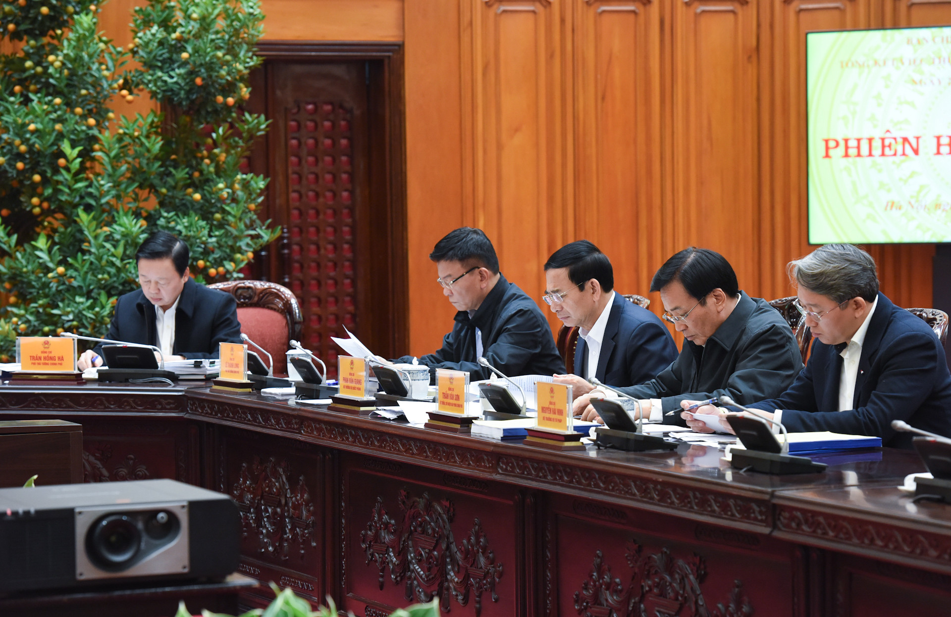 Các đồng chí Phó Thủ tướng Chính phủ, lãnh đạo các bộ, ngành, cơ quan thuộc Chính phủ, thành viên Ban Chỉ đạo tham dự phiên họp.