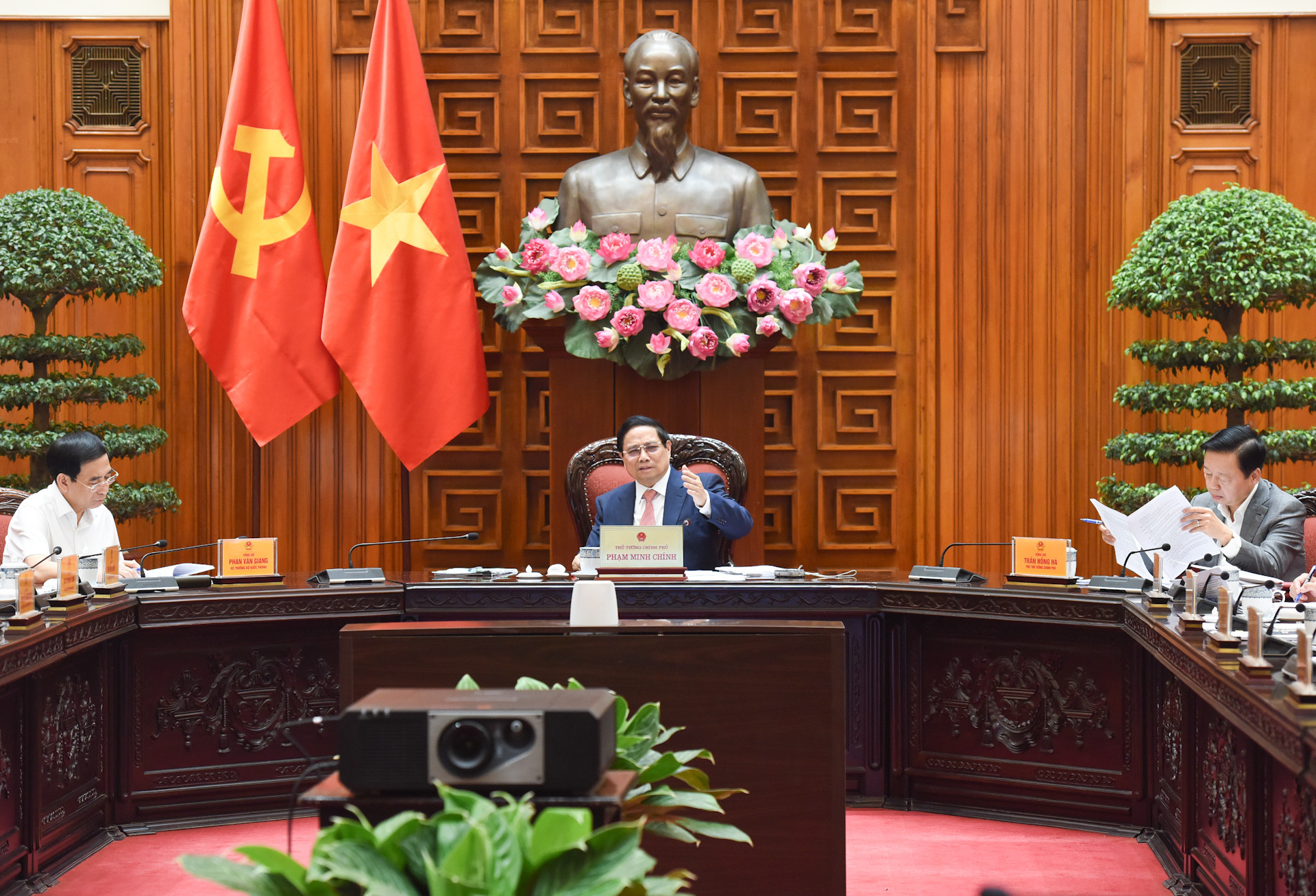 Thủ tướng Phạm Minh Chính chủ trì cuộc họp với Bộ Giáo dục và Đào tạo; Bộ Y tế.