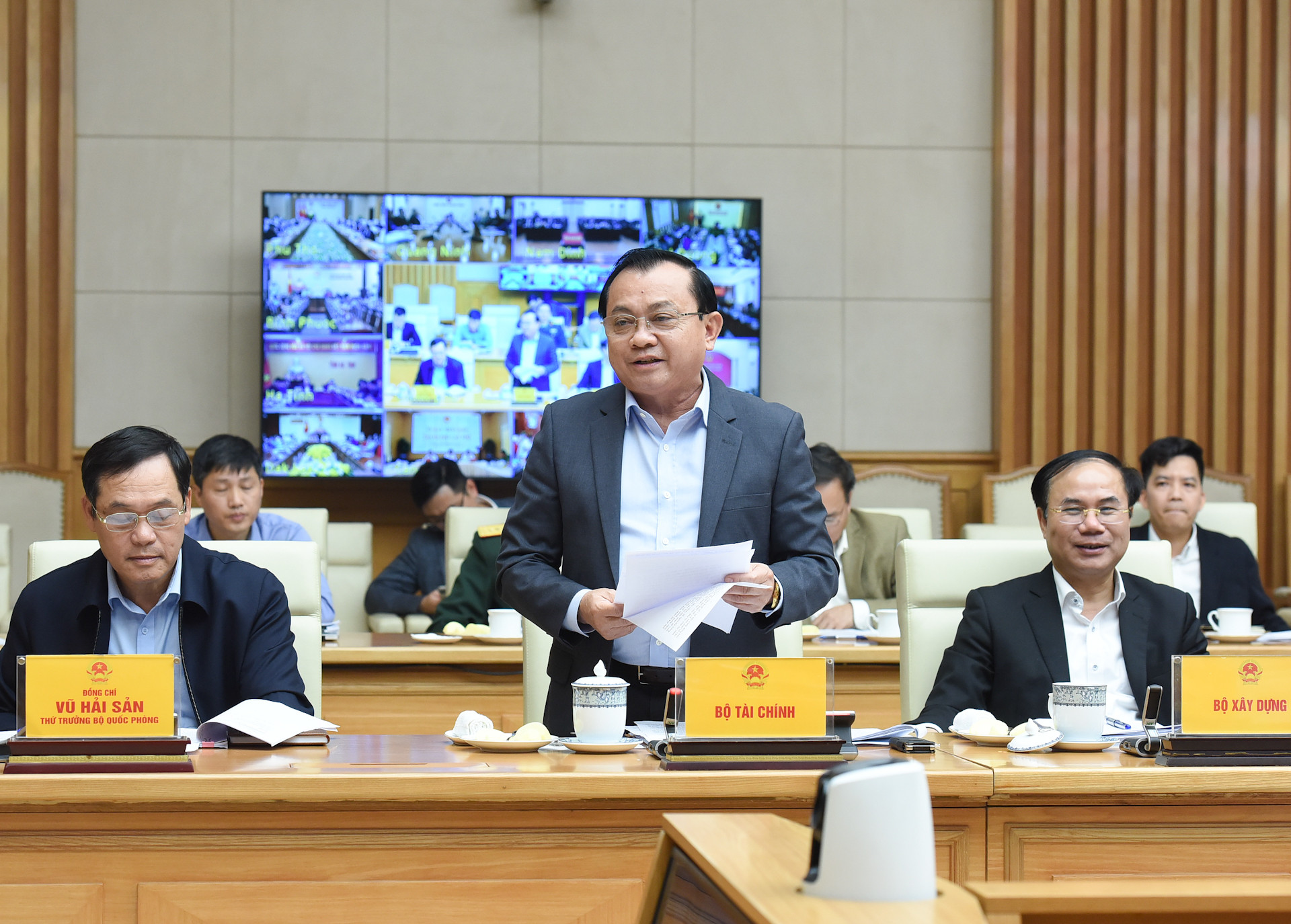 Thứ trưởng Bộ Tài Chính Lê Tấn Cận phát biểu.