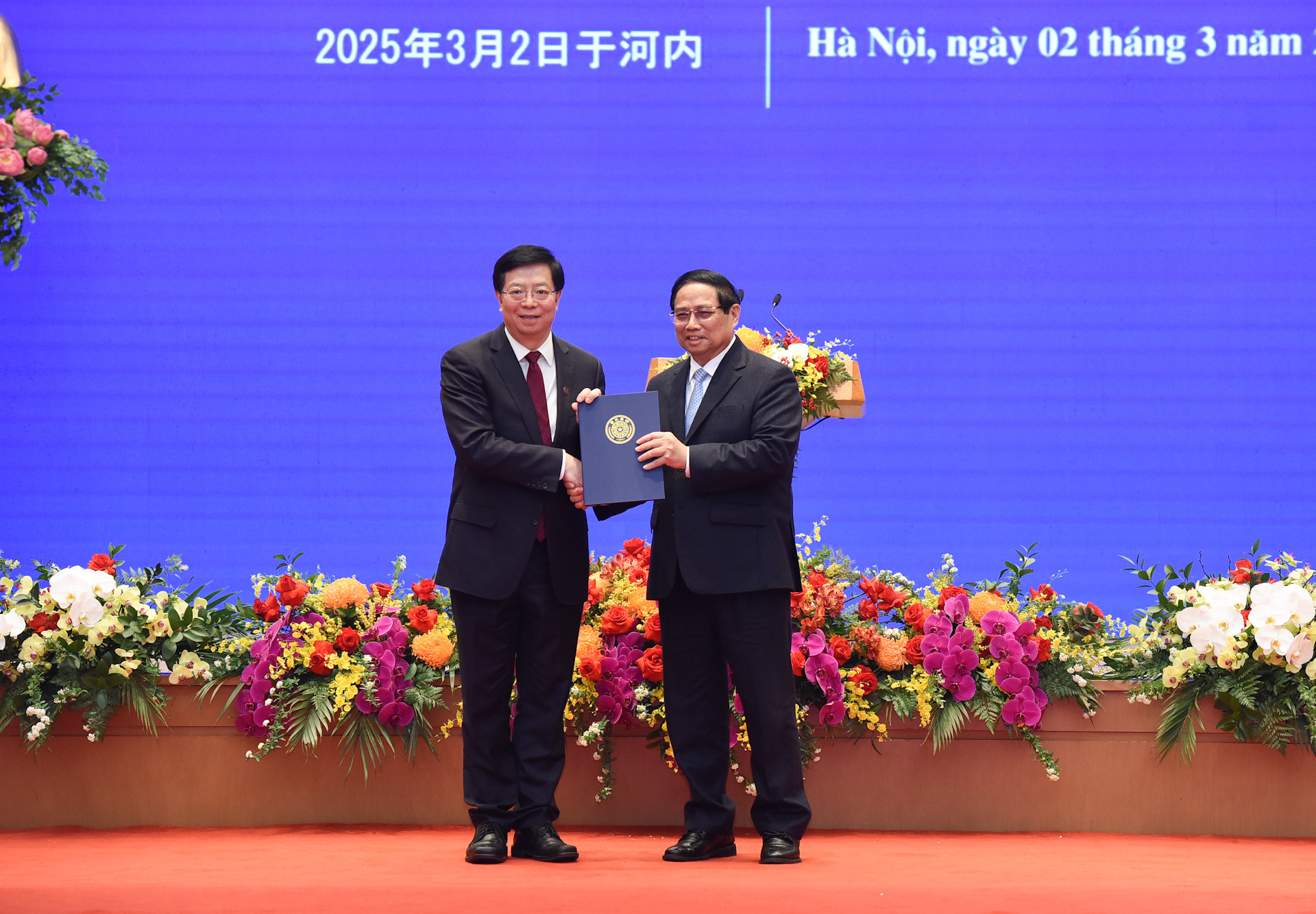 Đồng chí Khưu Dũng, Bí thư Đảng ủy Đại học Thanh Hoa, Trung Quốc trao tặng Thủ tướng Phạm Minh Chính danh hiệu "Giáo sư danh dự Đại học Thanh Hoa".