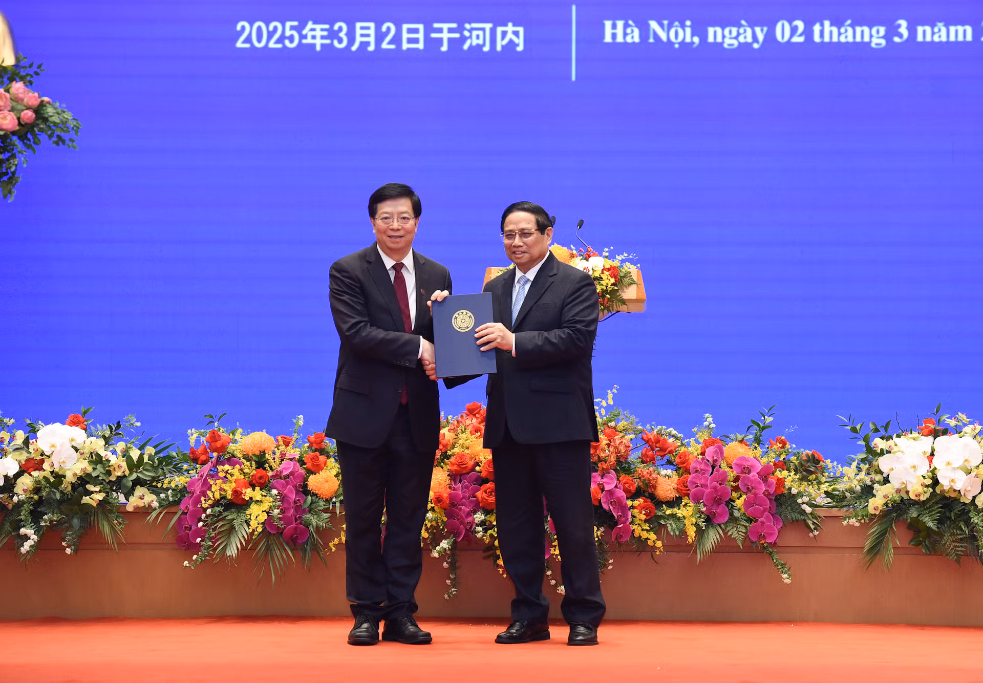 Đồng chí Khưu Dũng, Bí thư Đảng ủy Đại học Thanh Hoa, Trung Quốc trao tặng Thủ tướng Phạm Minh Chính danh hiệu "Giáo sư danh dự Đại học Thanh Hoa".