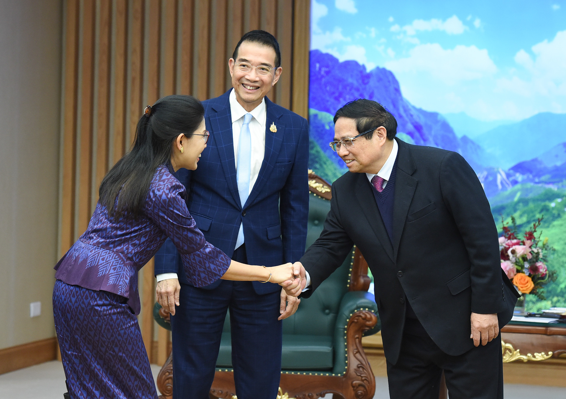 Thủ tướng Phạm Minh Chính với các thành viên đi cùng Bộ trưởng Ngoại giao Thái Lan Maris Sangiampongsa.