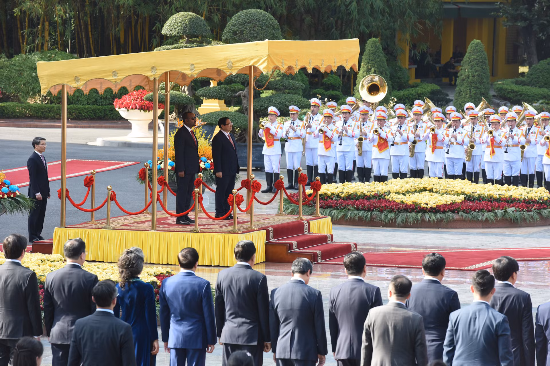 Thủ tướng Phạm Minh Chính và Thủ tướng Ethiopia Abiy Ahmed Ali thực hiện nghi lễ chào cờ hai nước. Thủ tướng Phạm Minh Chính và Thủ tướng Ethiopia Abiy Ahmed Ali thực hiện nghi lễ chào cờ hai nước.