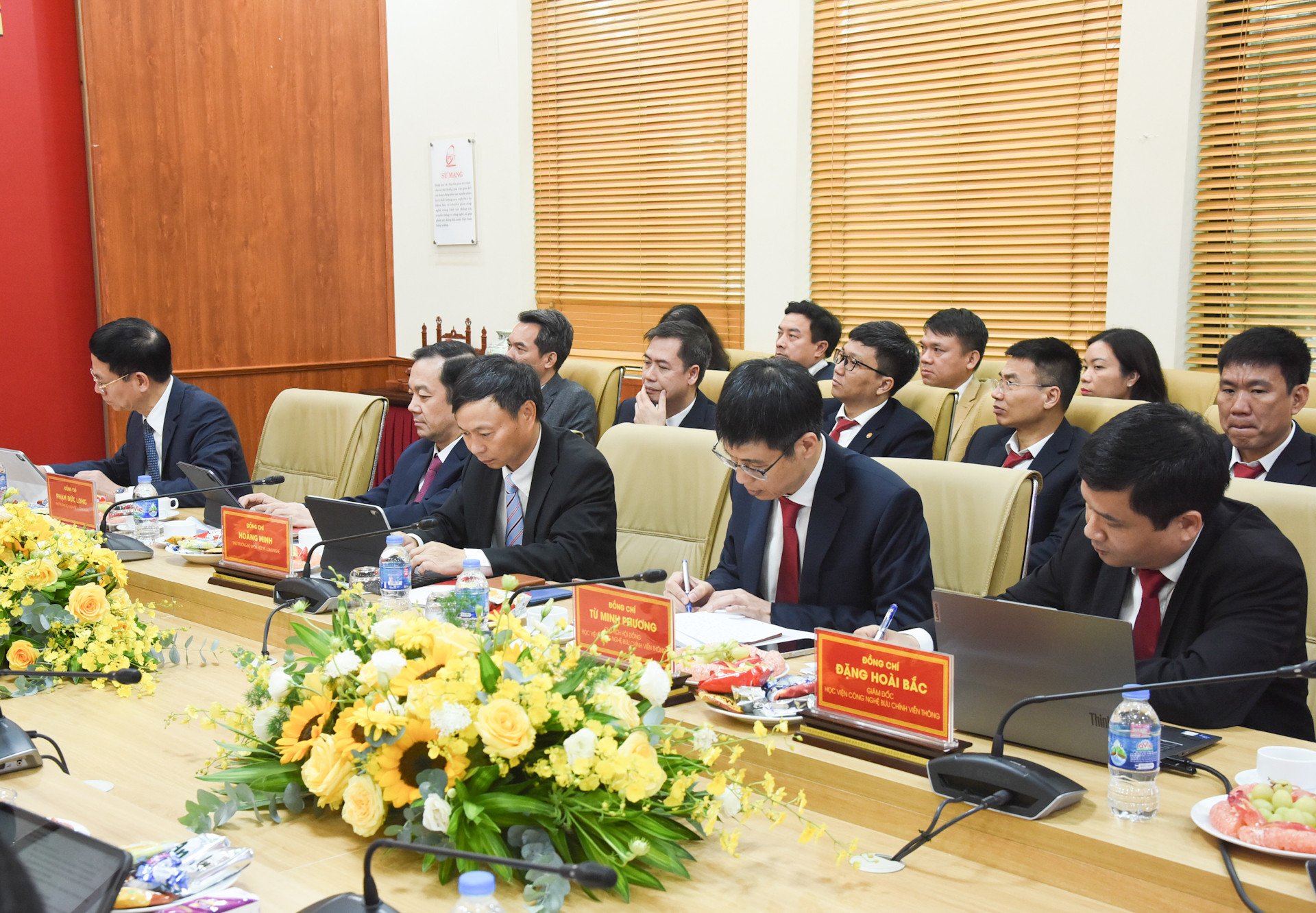 Lãnh đạo Bộ Khoa học Công nghệ và lãnh đạo Học viện Công nghệ Bưu chính Viễn thông tham dự buổi làm việc.