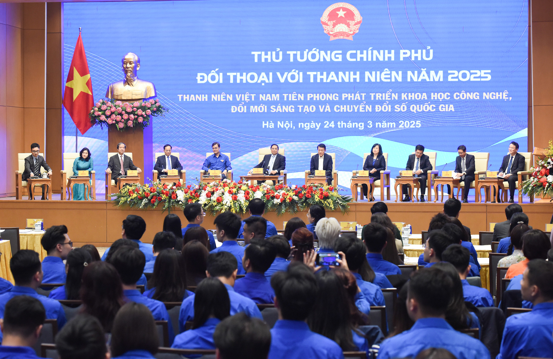 Thủ tướng Phạm Minh Chính và đại diện lãnh đạo các bộ, ngành tham dự đối thoại với thanh niên Việt Nam năm 2025. Thủ tướng Phạm Minh Chính và đại diện lãnh đạo các bộ, ngành tham dự đối thoại với thanh niên Việt Nam năm 2025.
