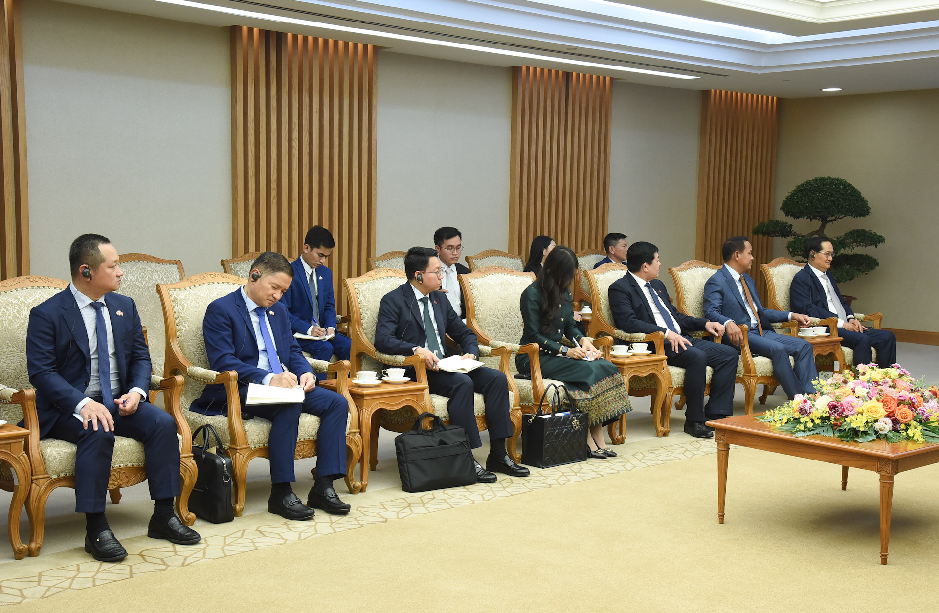 Các thành viên đi cùng Phó Thủ tướng, Bộ trưởng Nội vụ Vương quốc Campuchia Sar Sokha tham dự buổi tiếp.