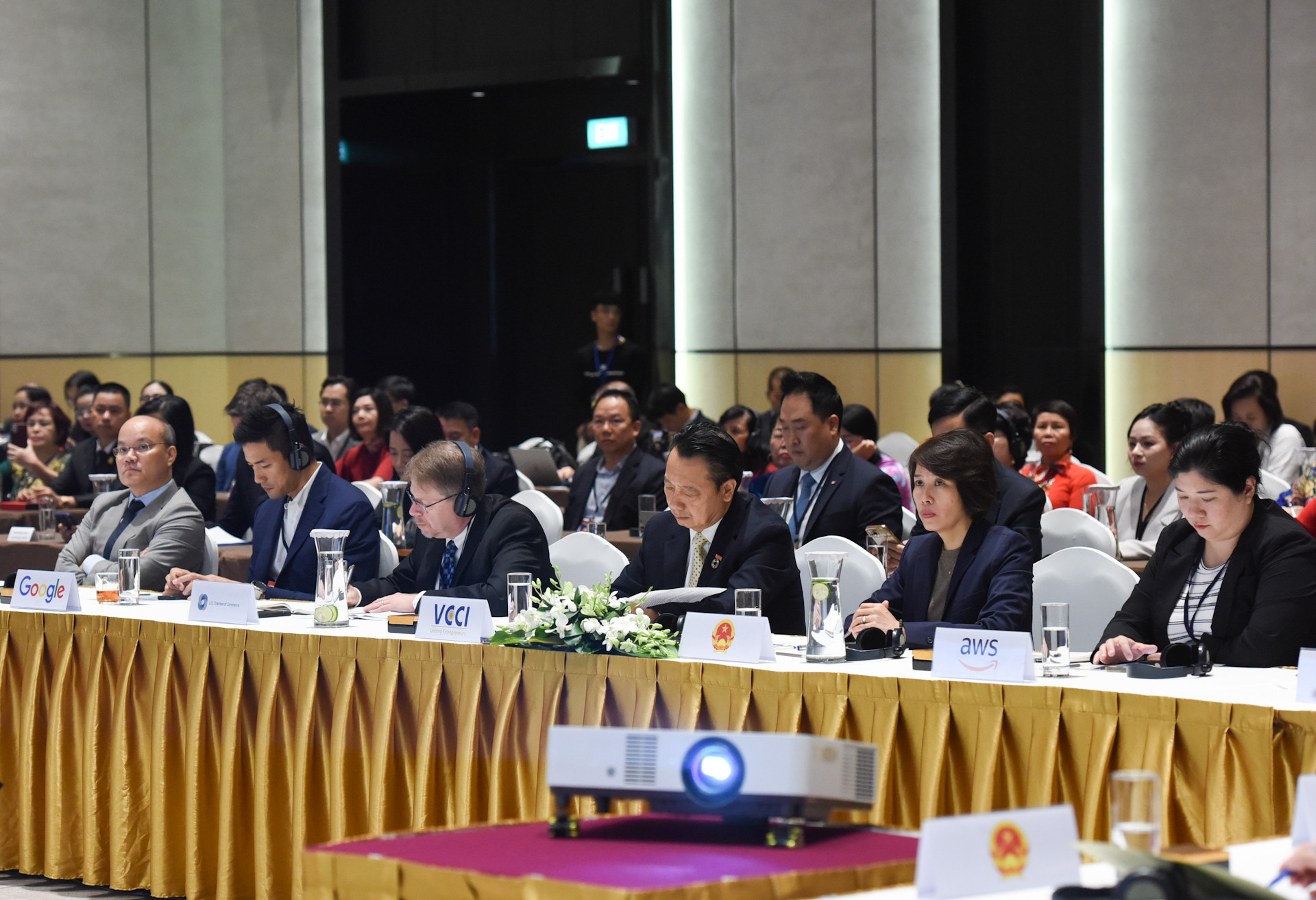 Các đại biểu tham dự hội nghị.