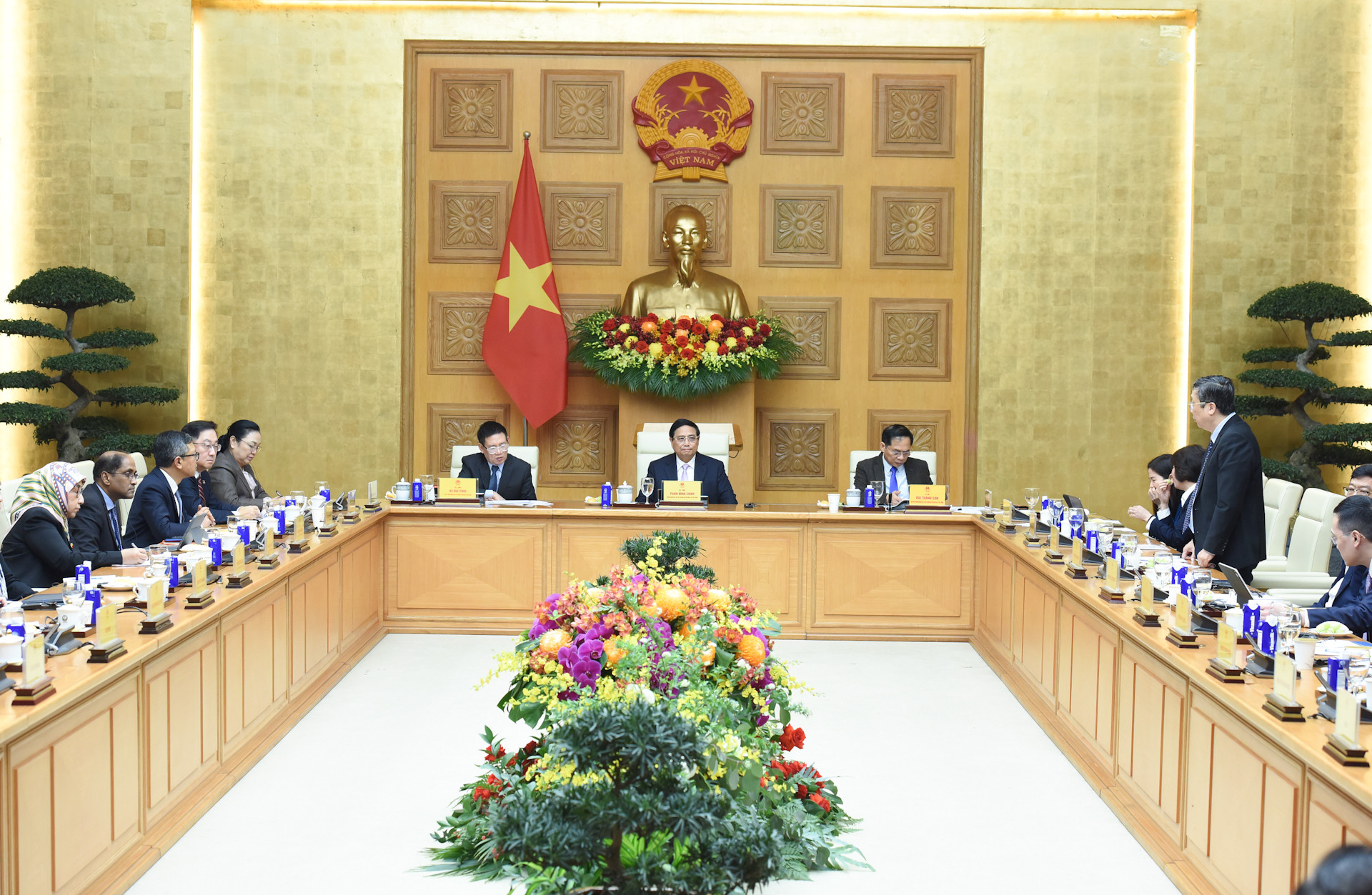 Thủ tướng Phạm Minh Chính và Phó Thủ tướng Hồ Đức Phớc, Phó Thủ tướng Bùi Thanh Sơn chủ trì tọa đàm với các doanh nghiệp ASEAN.