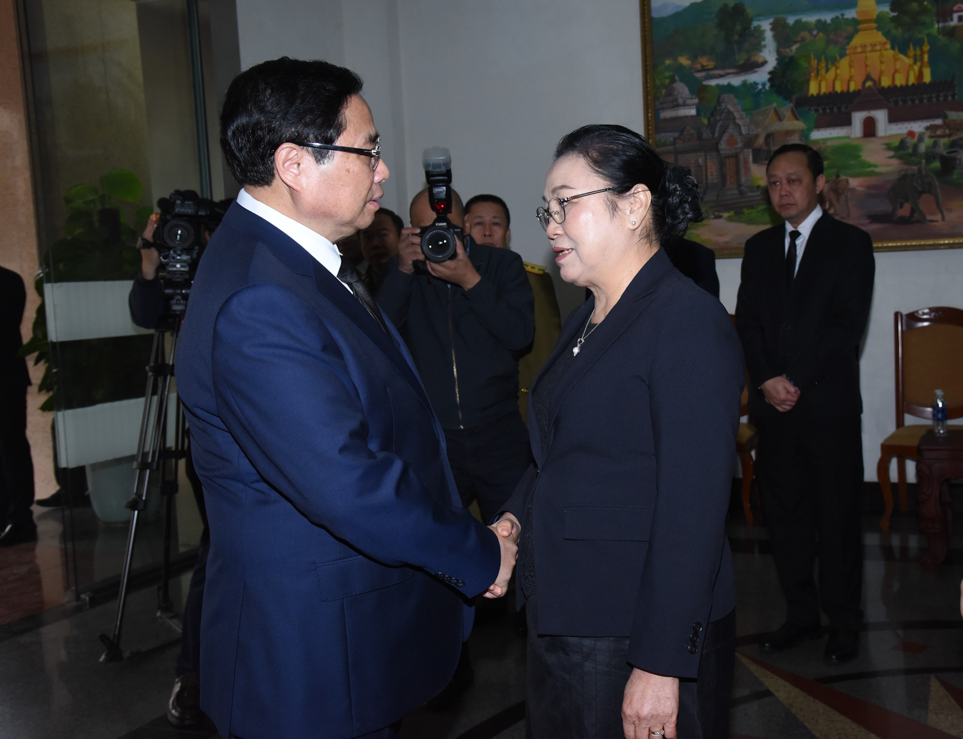 Thủ tướng Phạm Minh Chính chia buồn cùng Đại sứ Khamphao Ernthavanh và cán bộ, nhân viên Đại sứ quán Cộng hòa Dân chủ nhân dân Lào tại Việt Nam.