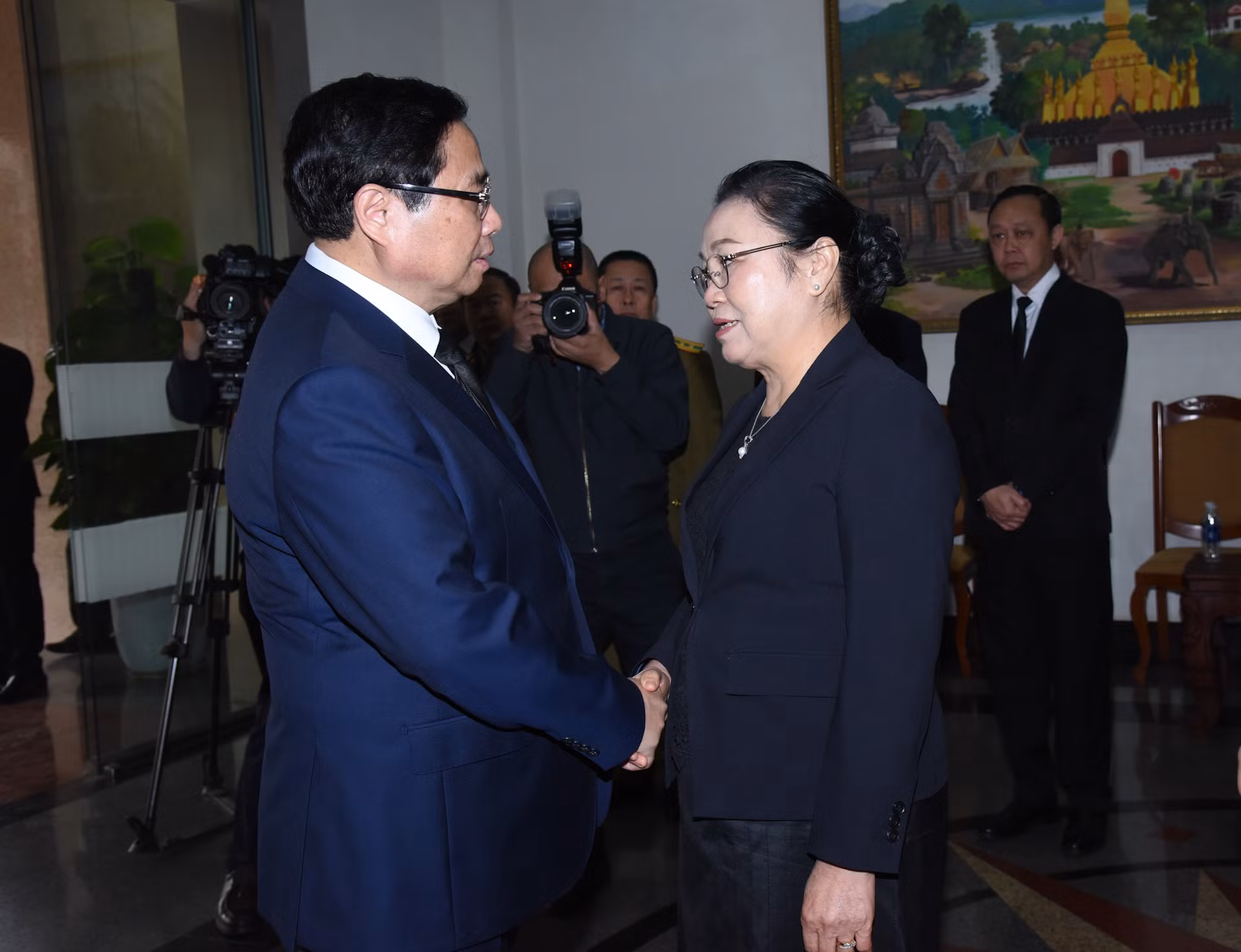 Thủ tướng Phạm Minh Chính chia buồn cùng Đại sứ Khamphao Ernthavanh và cán bộ, nhân viên Đại sứ quán Cộng hòa Dân chủ nhân dân Lào tại Việt Nam.