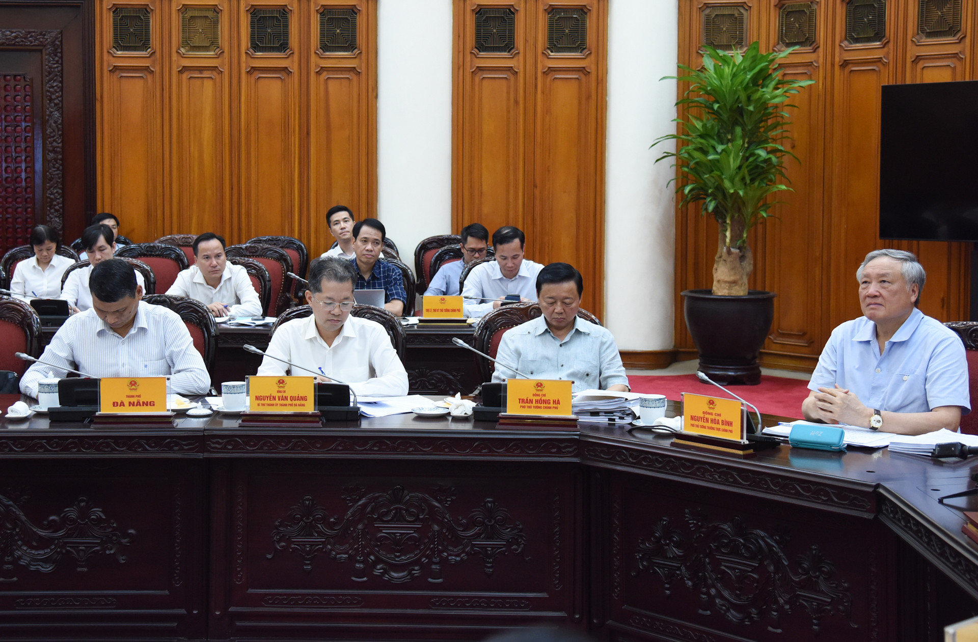 Các đồng chí Phó Thủ tướng và lãnh đạo các địa phương tham dự cuộc họp. Các đồng chí Phó Thủ tướng và lãnh đạo các địa phương tham dự cuộc họp.