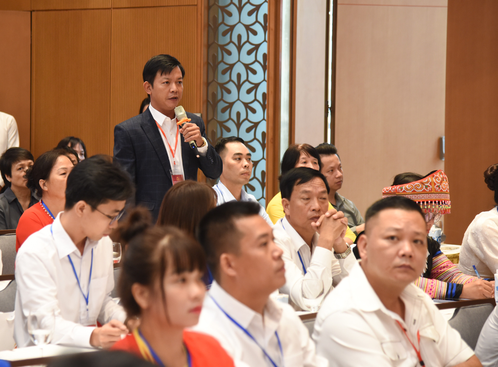 Các đại biểu đặt câu hỏi với Phó Thủ tướng Thường trực Nguyễn Hòa Bình và lãnh đạo các bộ, ban, ngành.