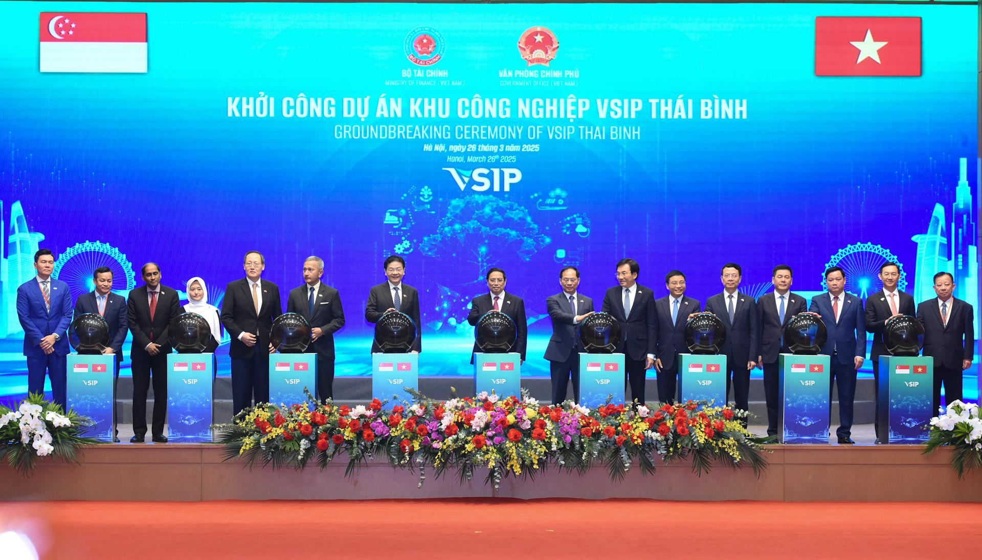 Thủ tướng Phạm Minh Chính và Thủ tướng Singapore Lawrence Wong thực hiện nghi thức khởi công VSIP ở tỉnh Thái Bình.