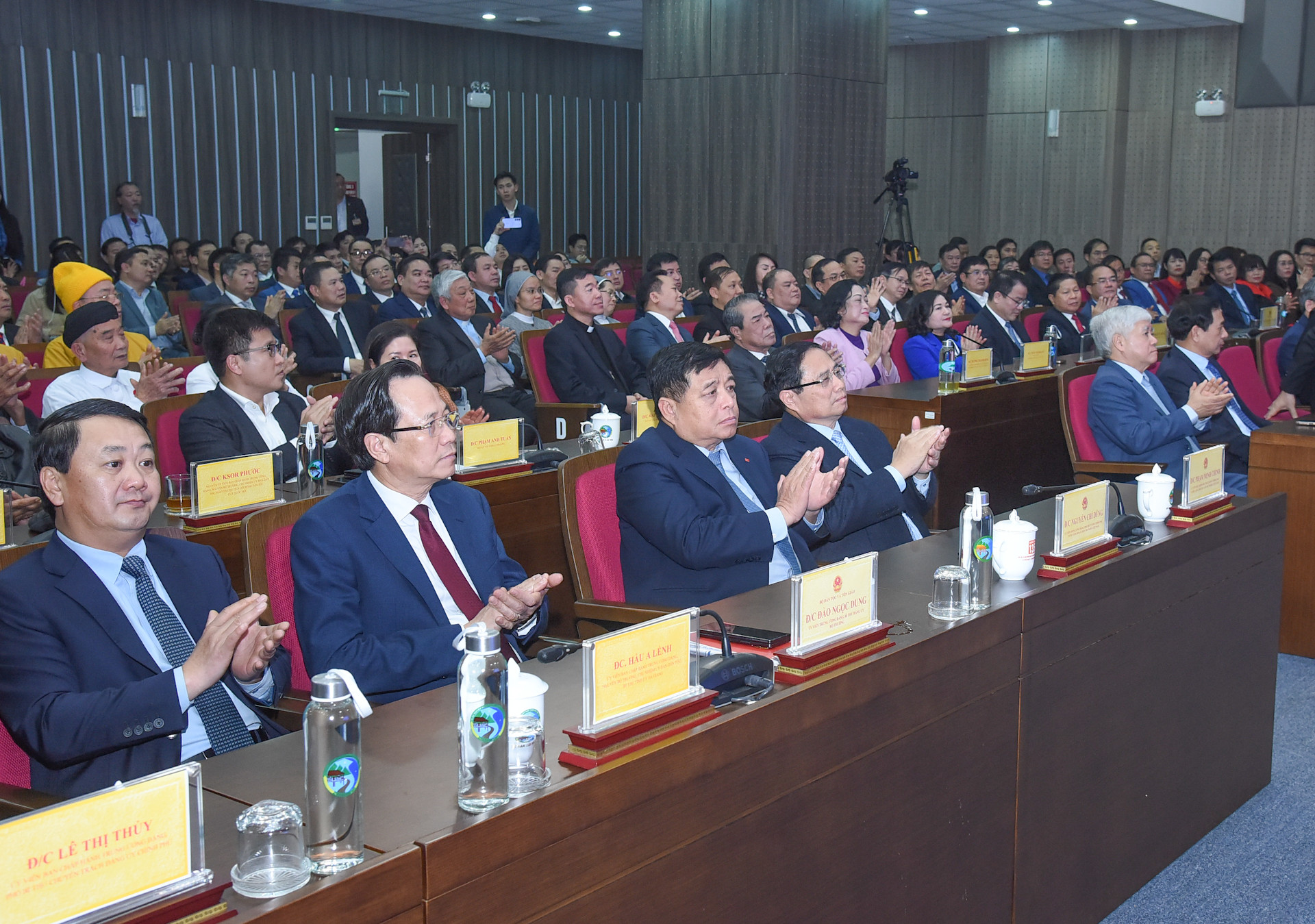 Thủ tướng Phạm Minh Chính và các đồng chí lãnh đạo Đảng, Nhà nước tham dự buổi lễ. Thủ tướng Phạm Minh Chính và các đồng chí lãnh đạo Đảng, Nhà nước tham dự buổi lễ.