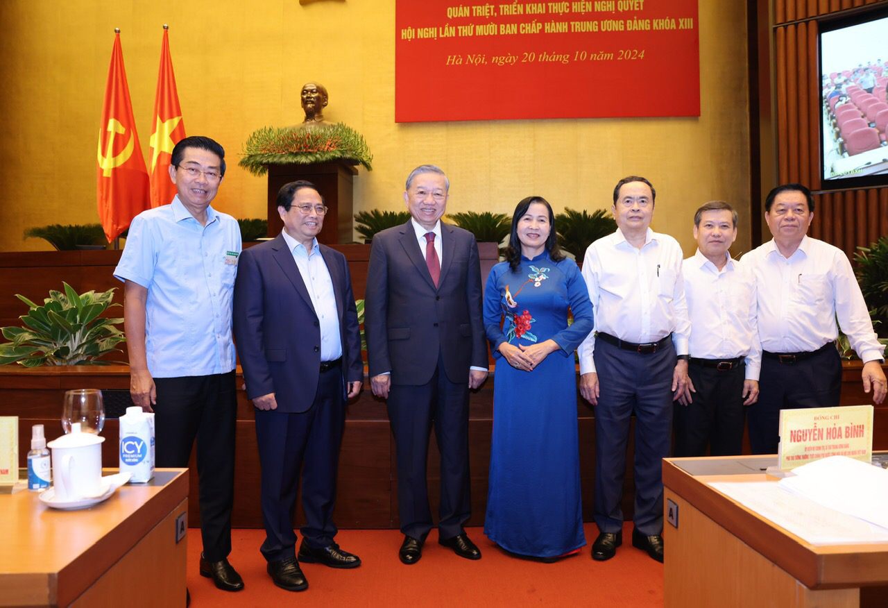 Tổng Bí thư, Chủ tịch nước Tô Lâm cùng các đồng chí lãnh đạo Đảng, Nhà nước và các đại biểu dự Hội nghị toàn quốc.