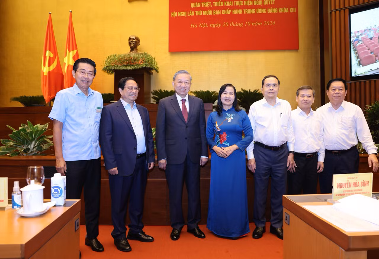 Tổng Bí thư, Chủ tịch nước Tô Lâm cùng các đồng chí lãnh đạo Đảng, Nhà nước và các đại biểu dự Hội nghị toàn quốc.