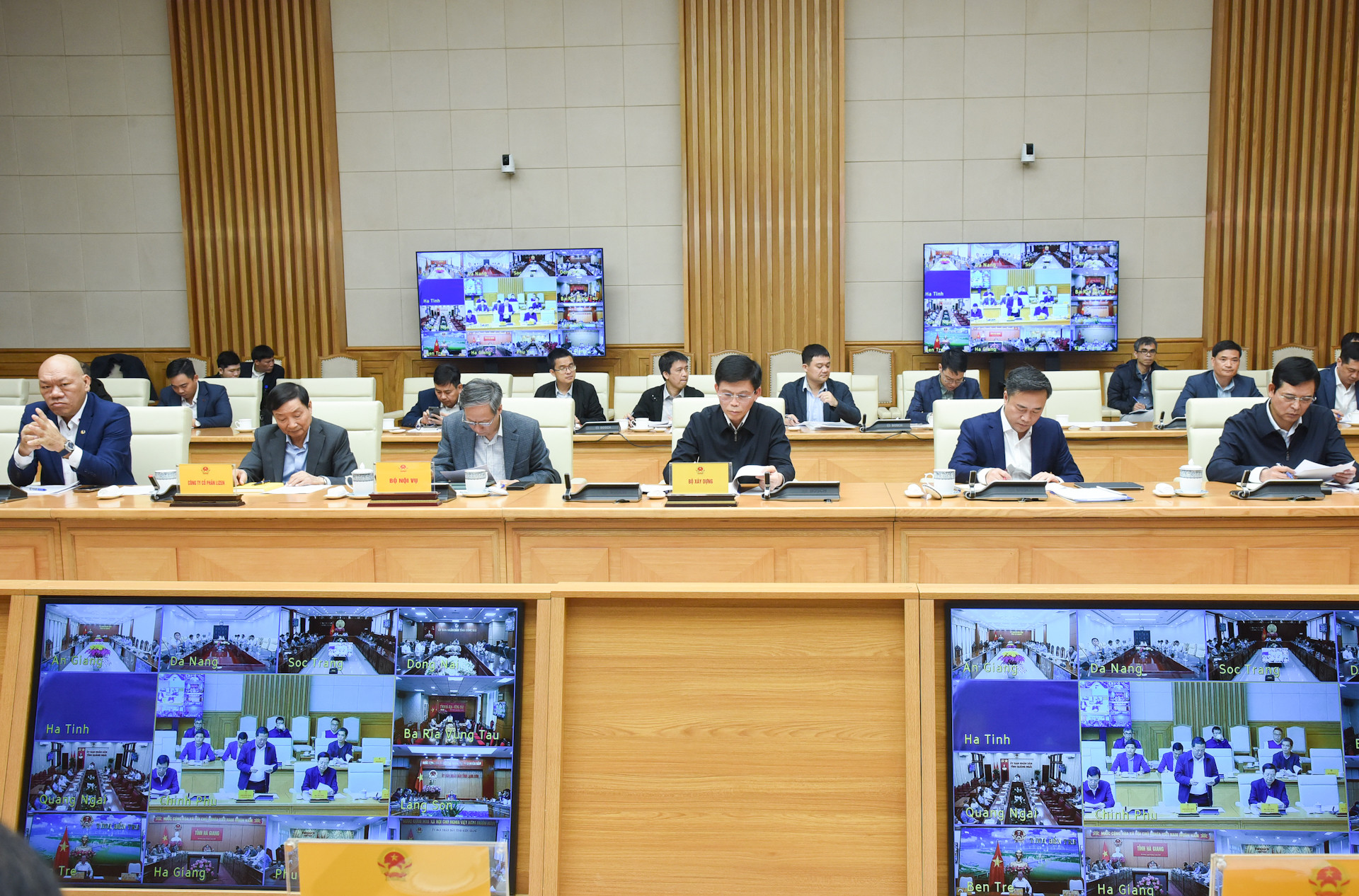 Đại diện lãnh đạo các ban, bộ, ngành và doanh nghiệp tham dự cuộc họp.