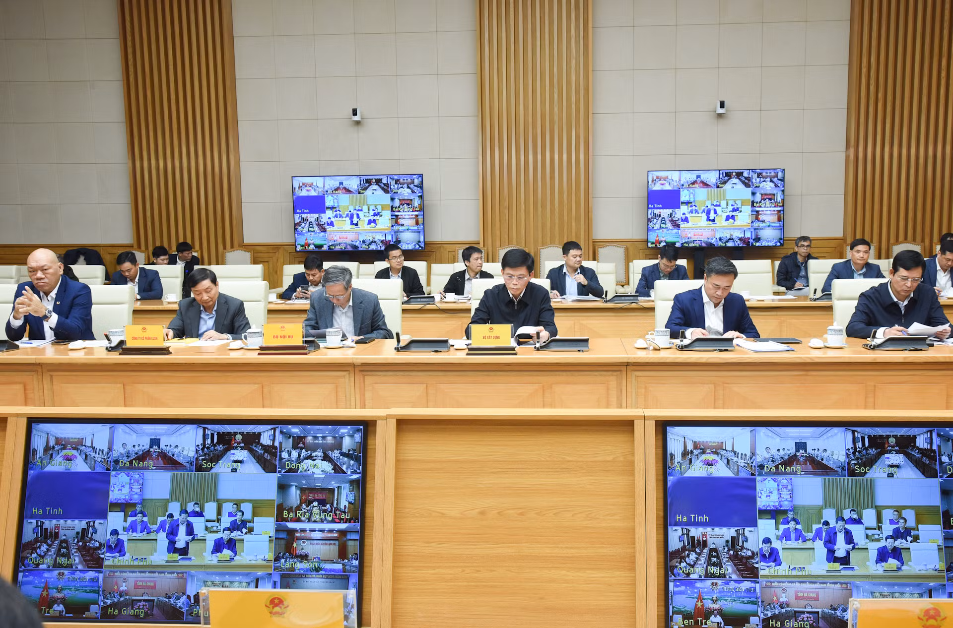 Đại diện lãnh đạo các ban, bộ, ngành và doanh nghiệp tham dự cuộc họp.