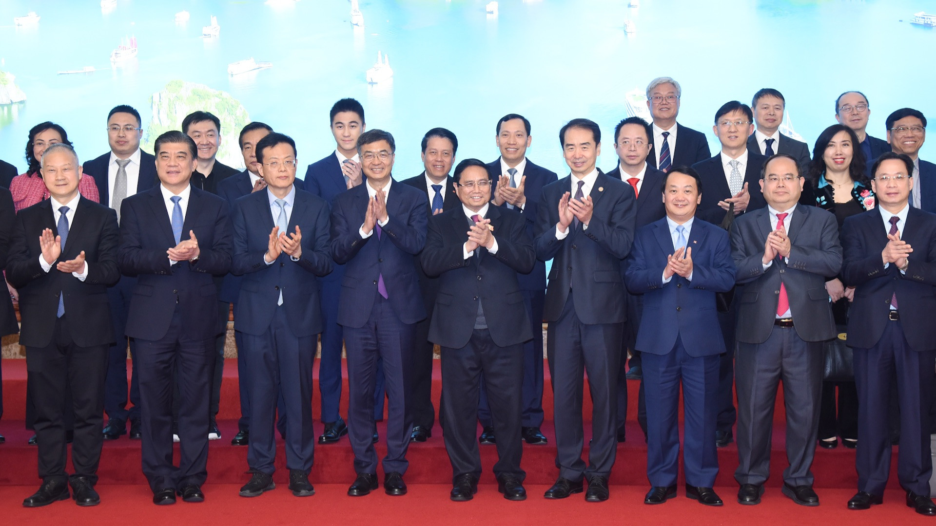 Thủ tướng Phạm Minh Chính tiếp đồng chí Trần Cương, Bí thư Khu ủy Quảng Tây (Trung Quốc) và thành viên đoàn hai nước.
