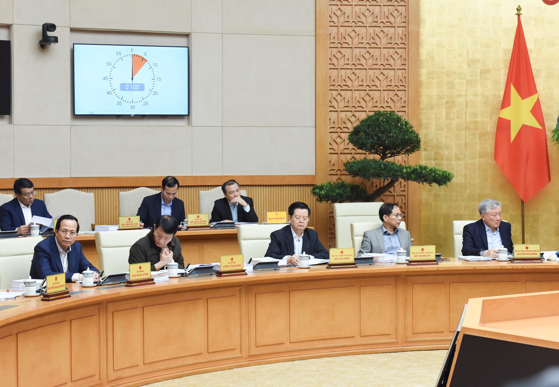 Các Phó Thủ tướng Chính phủ, lãnh đạo một số bộ, ngành, đại biểu tham dự phiên họp.