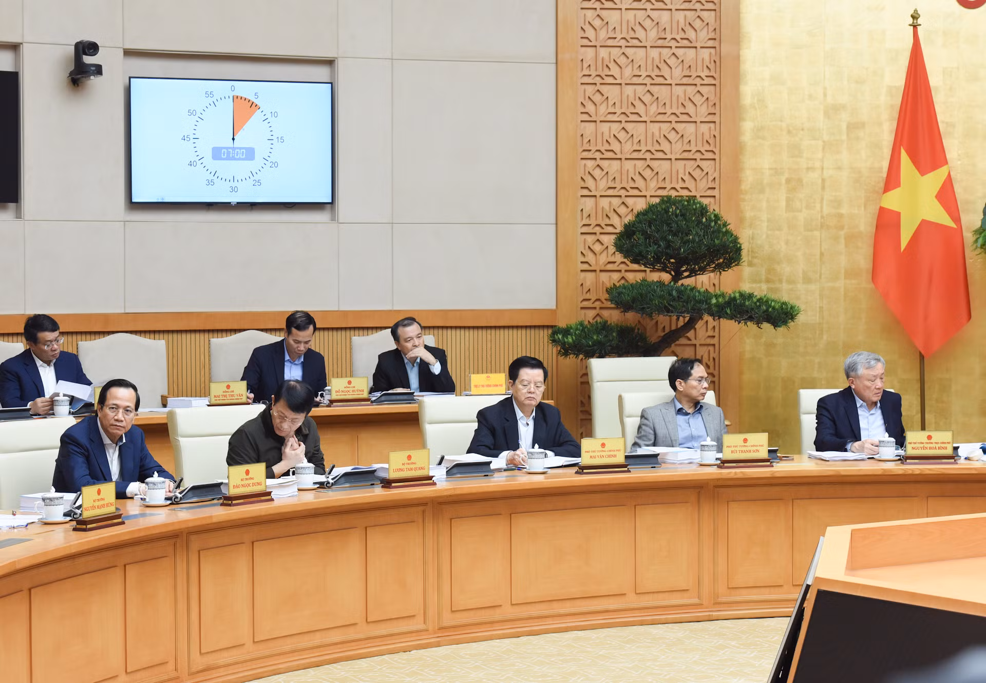 Các Phó Thủ tướng Chính phủ, lãnh đạo một số bộ, ngành, đại biểu tham dự phiên họp.