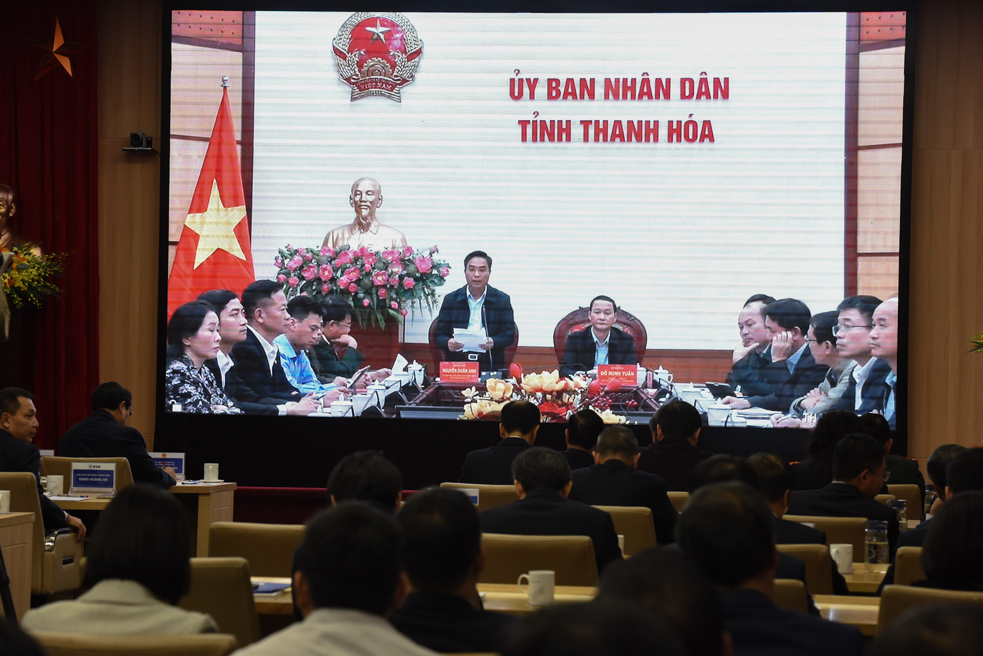 Hội nghị được tổ chức trực tiếp tại điểm cầu Tập đoàn Điện lực Việt Nam (Hà Nội), trực tuyến tới điểm cầu 9 tỉnh, thành phố trực thuộc Trung ương mà đường dây đi qua (Hưng Yên, Hải Dương, Thái Bình, Nam Định, Ninh Bình, Thanh Hóa, Nghệ An, Hà Tĩnh, Quảng Bình) và điểm cầu 63 công ty điện lực trong cả nước. Trong ảnh: Bí thư Tỉnh ủy Thanh Hóa Nguyễn Doãn Anh phát biểu tại Hội nghị.