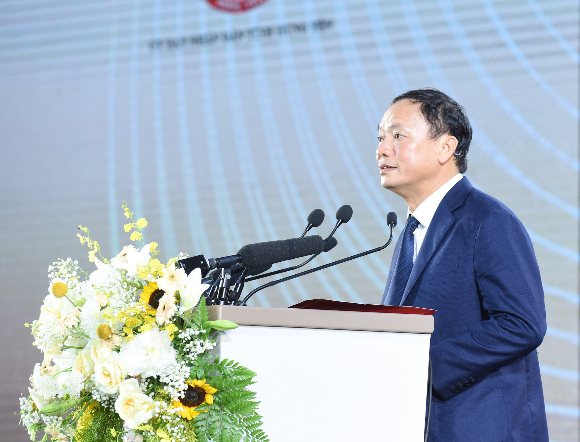 Chủ tịch Uỷ ban nhân dân tỉnh Hưng Yên Nguyễn Quốc Văn phát biểu.