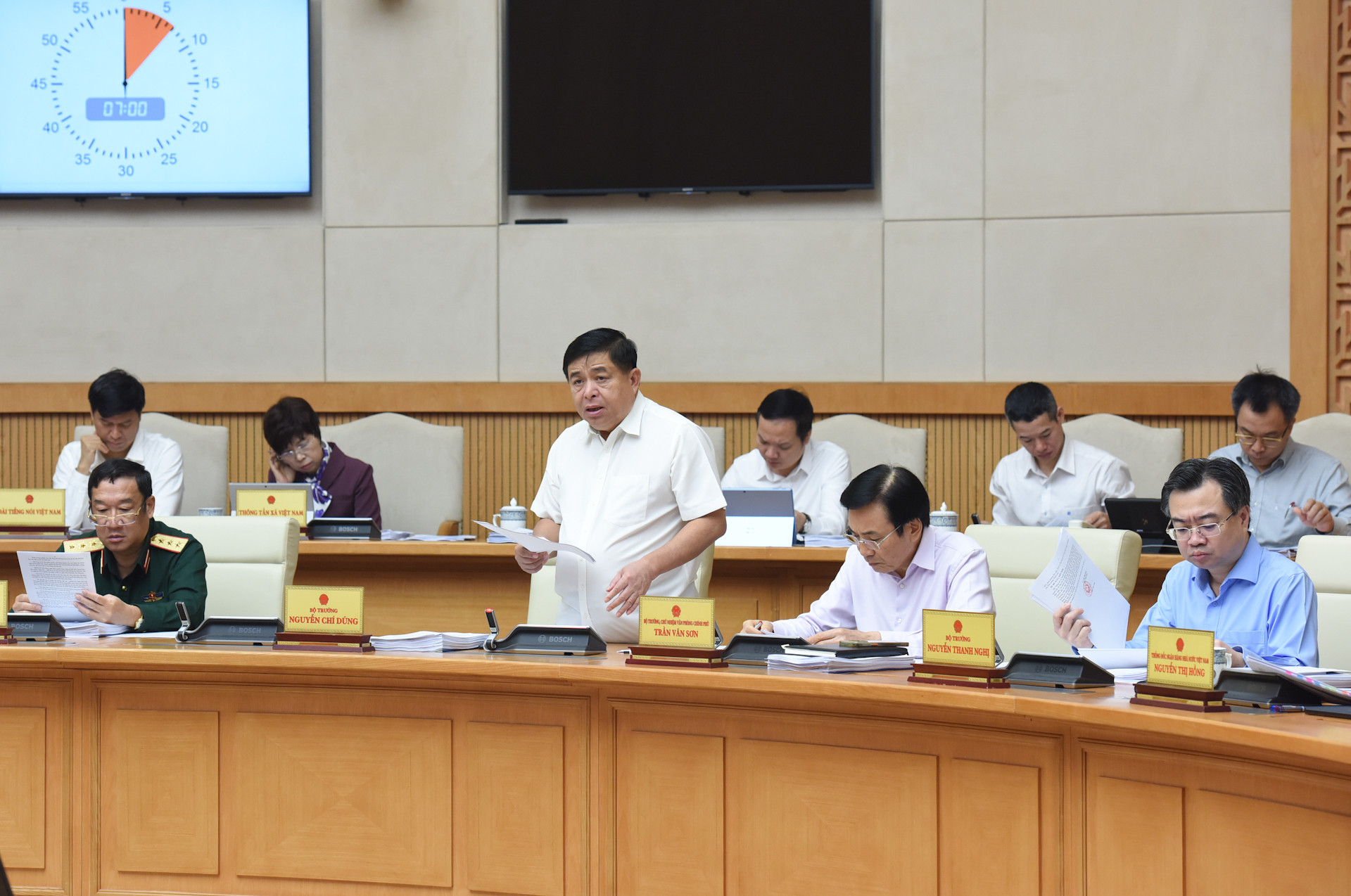 Bộ trưởng Kế hoạch và Đầu tư Nguyễn Chí Dũng báo cáo tình hình kinh tế-xã hội tháng 10.