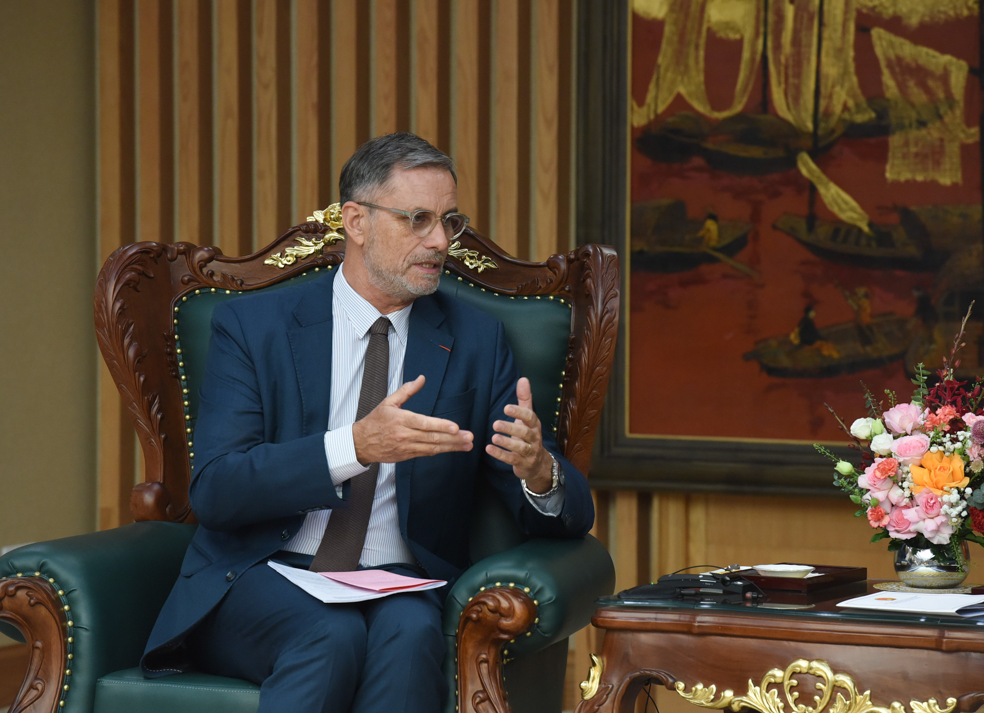 Đại sứ Cộng hòa Pháp tại Việt Nam Olivier Brochet phát biểu tại buổi tiếp.