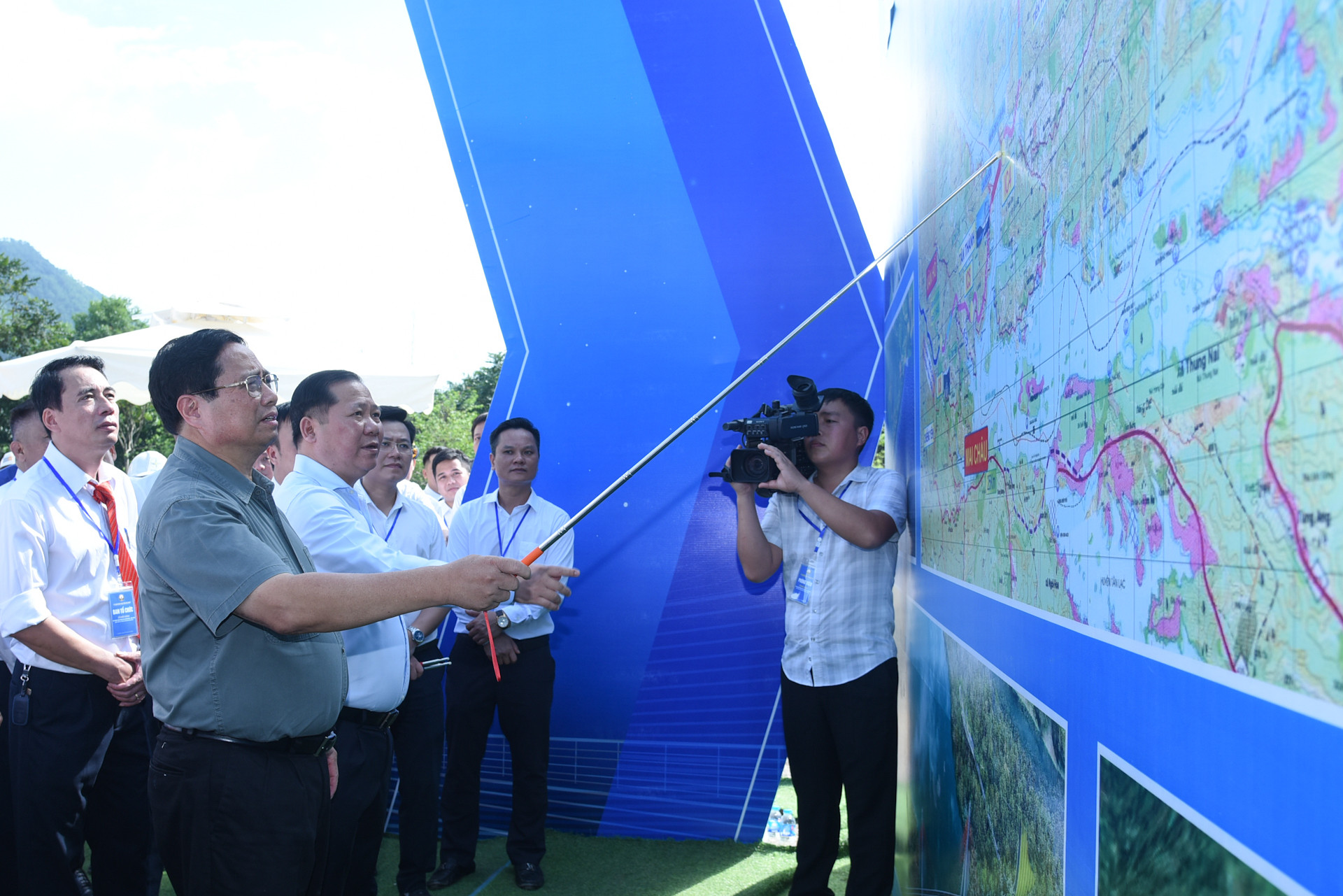 Thủ tướng Phạm Minh Chính kiểm tra hướng tuyến cao tốc Hòa Bình-Mộc Châu.