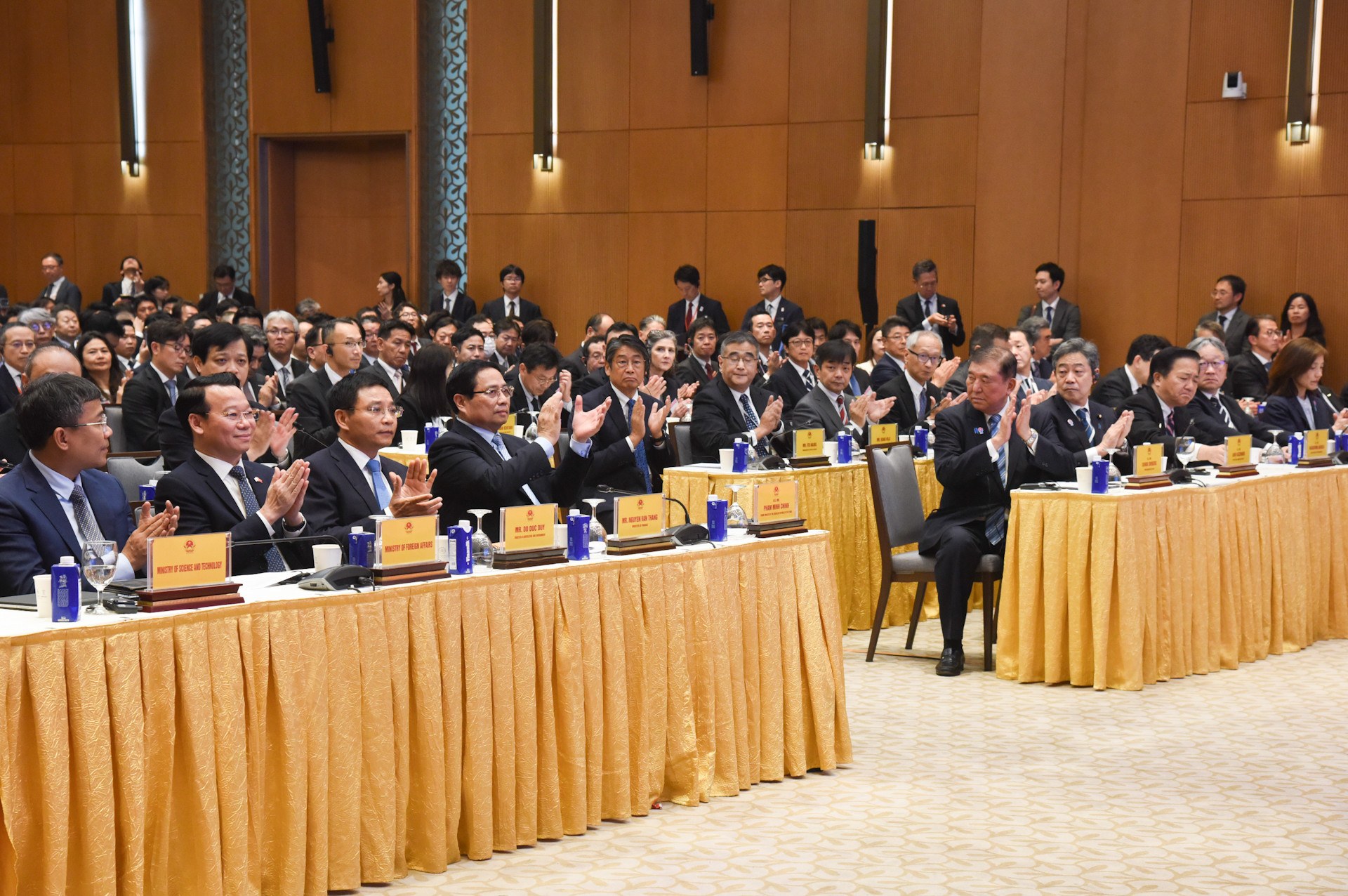 Thủ tướng Phạm Minh Chính và Thủ tướng Nhật Bản Ishiba Shigeru cùng các đại biểu tham dự Diễn đàn. Thủ tướng Phạm Minh Chính và Thủ tướng Nhật Bản Ishiba Shigeru cùng các đại biểu tham dự Diễn đàn.