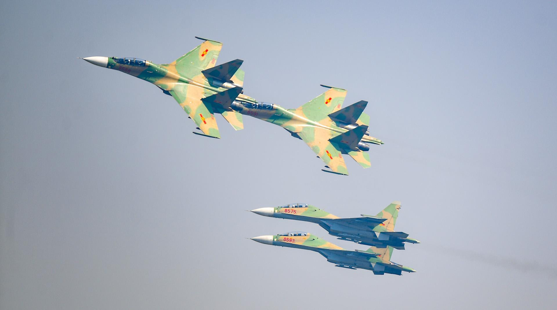 Mãn nhãn với chiến đấu cơ "hổ mang chúa" Su-30MK2 trên bầu trời Hà Nội ảnh 2