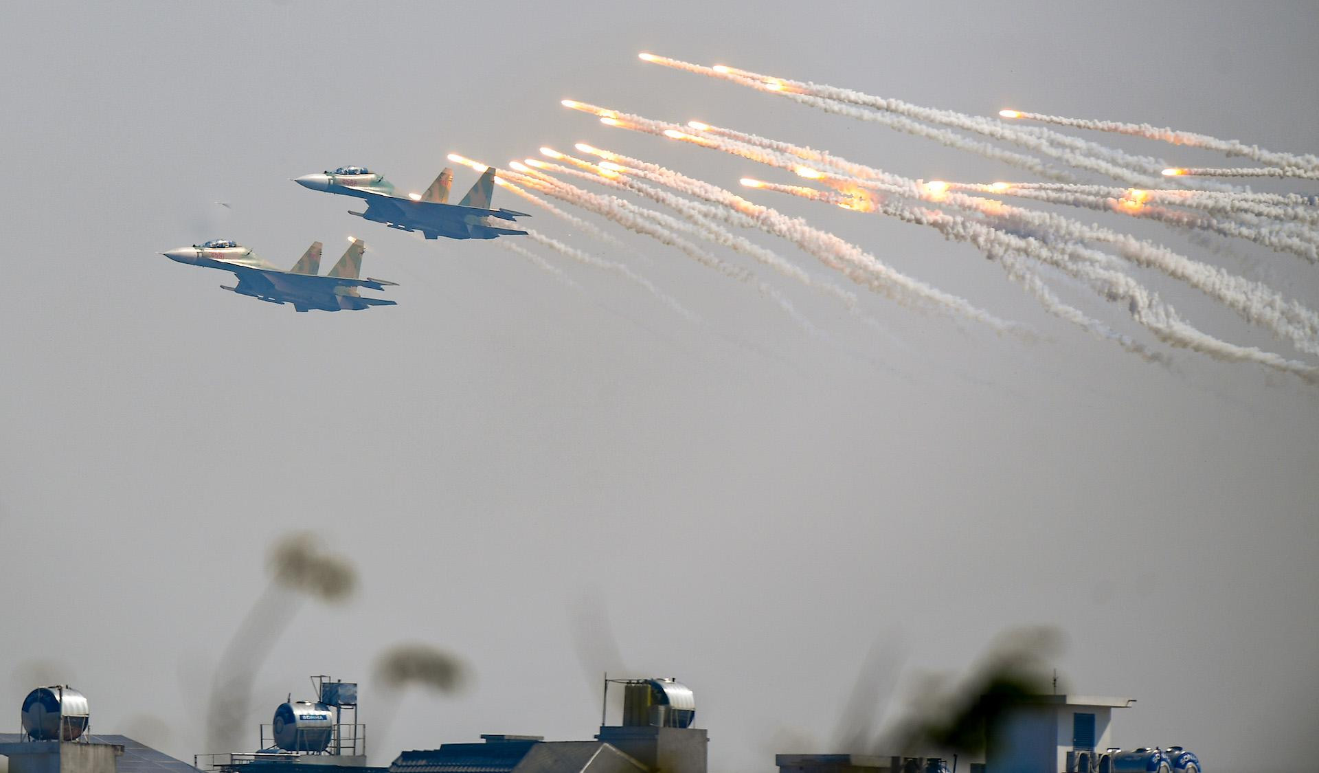 Mãn nhãn với chiến đấu cơ "hổ mang chúa" Su-30MK2 trên bầu trời Hà Nội ảnh 5