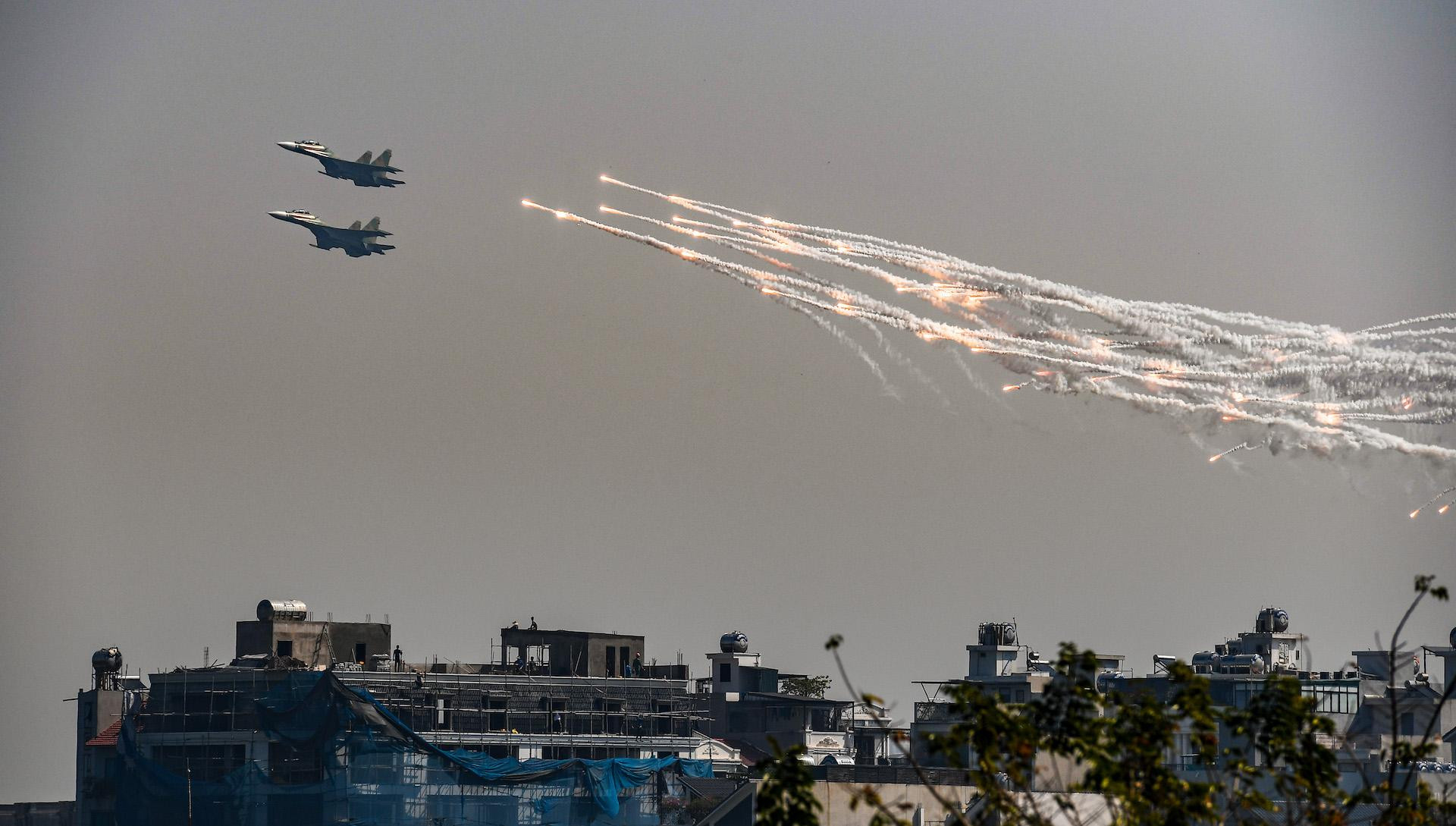 Mãn nhãn với chiến đấu cơ "hổ mang chúa" Su-30MK2 trên bầu trời Hà Nội ảnh 4