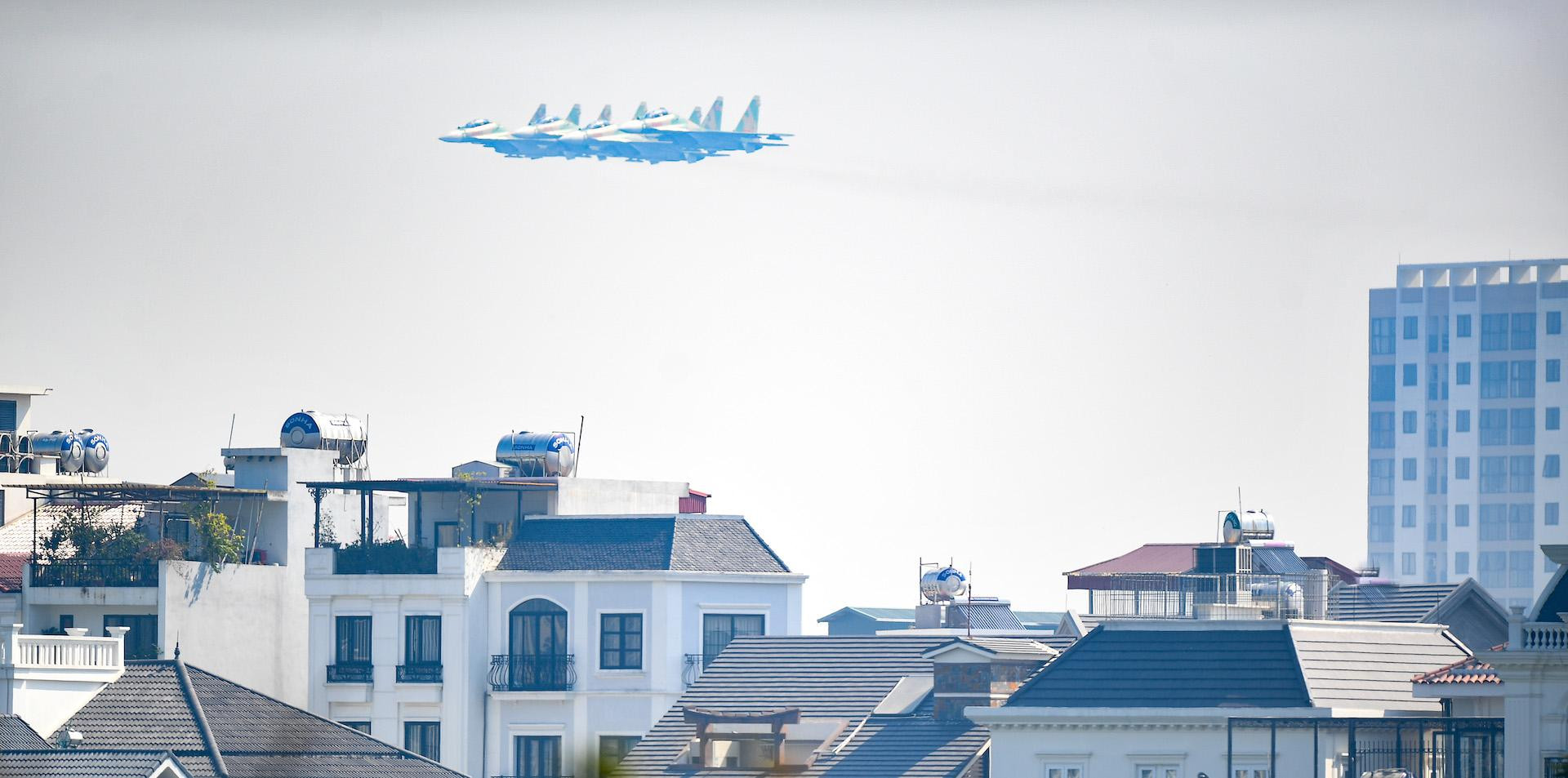 Mãn nhãn với chiến đấu cơ "hổ mang chúa" Su-30MK2 trên bầu trời Hà Nội ảnh 1