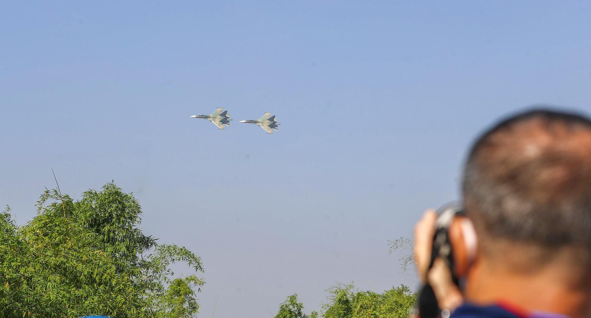 Mãn nhãn với chiến đấu cơ "hổ mang chúa" Su-30MK2 trên bầu trời Hà Nội ảnh 7