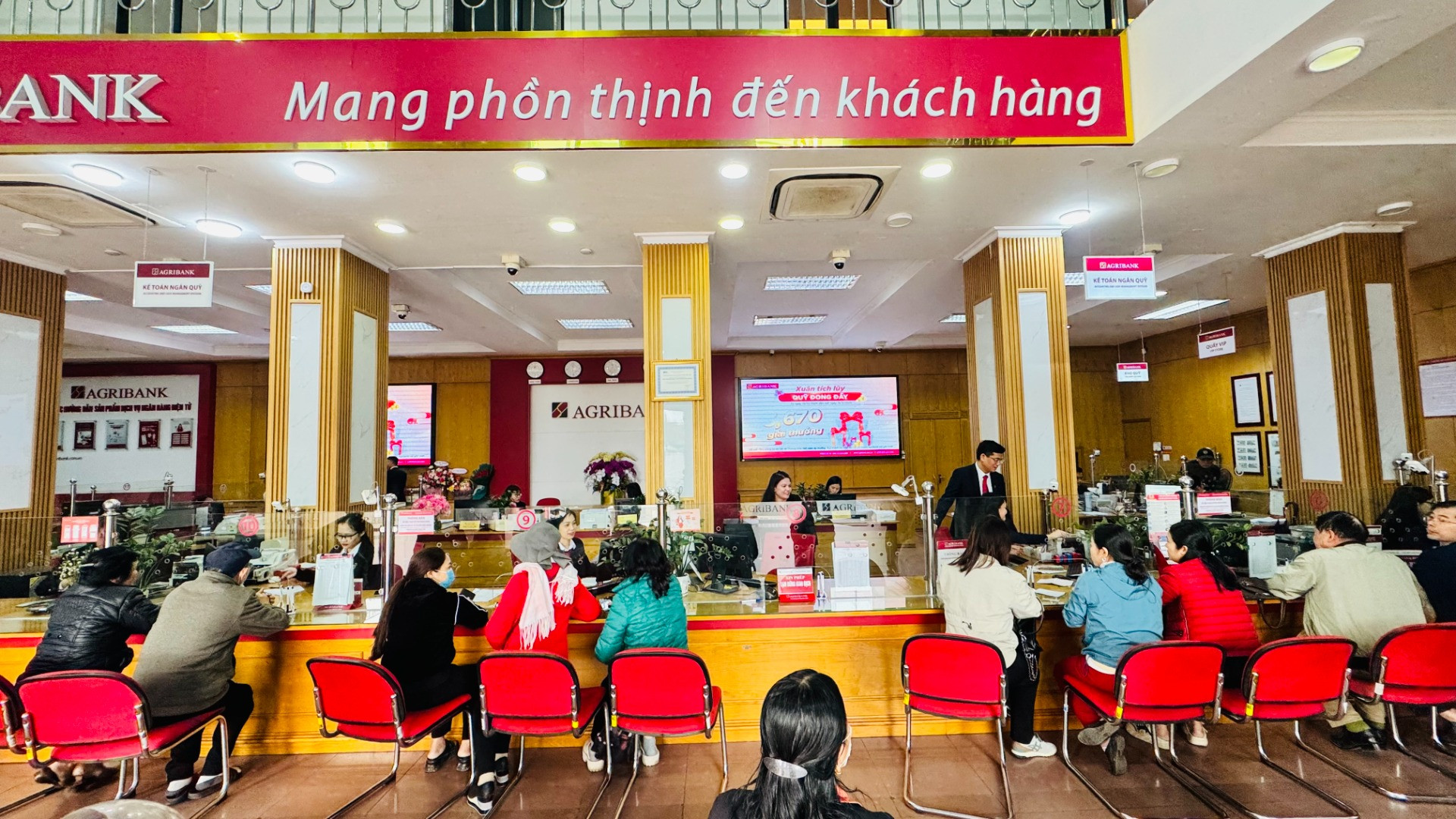 Khách hàng giao dịch tại Agribank chi nhánh Hà Tĩnh. Khách hàng giao dịch tại Agribank chi nhánh Hà Tĩnh.