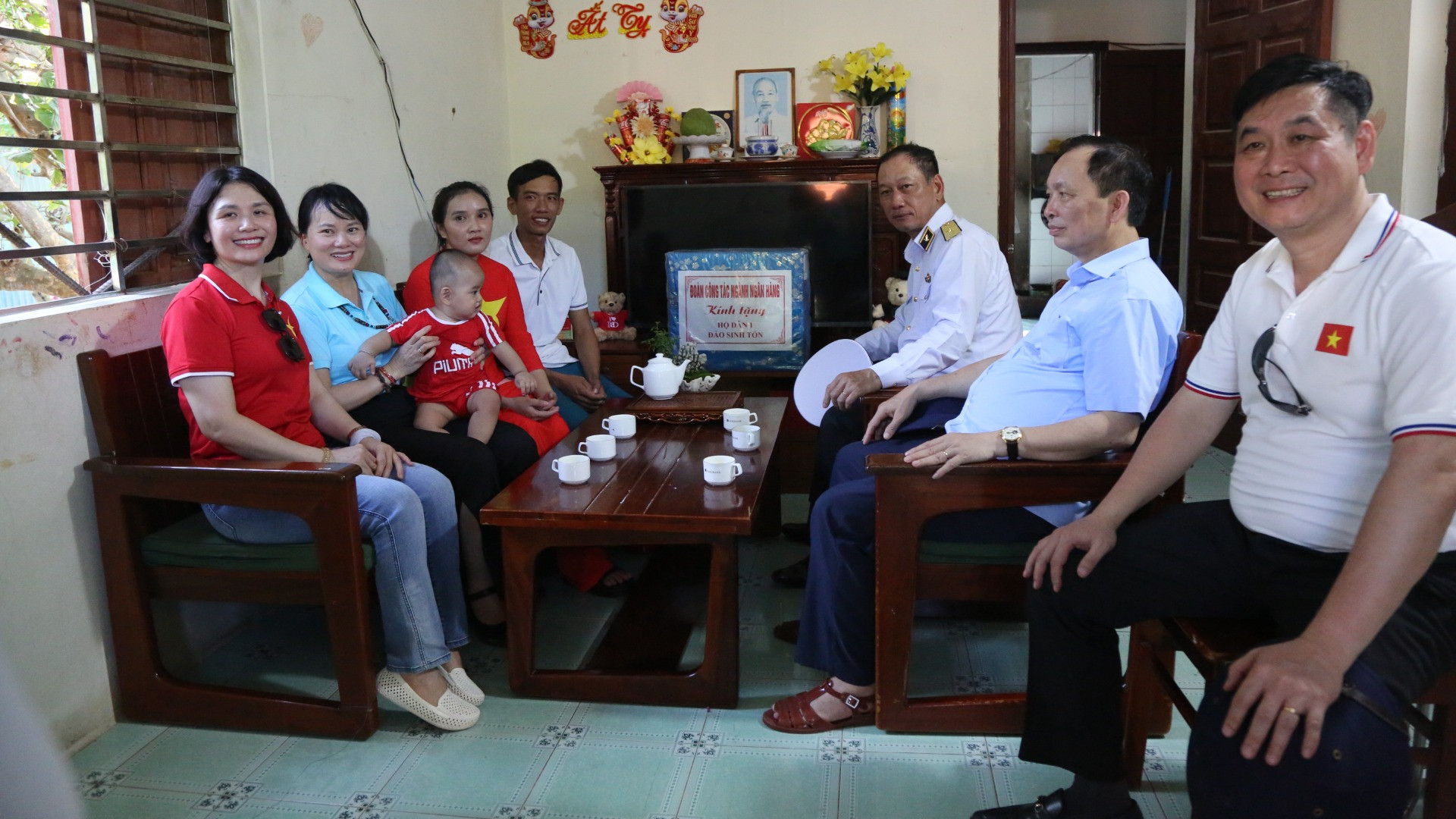 Phó Thống đốc Thường trực Ngân hàng Nhà nước Việt Nam Đào Minh Tú (thứ 2 từ phải sang) cùng đoàn công tác tặng quà và thăm hỏi hộ dân trên đảo Song Tử Tây. Phó Thống đốc Thường trực Ngân hàng Nhà nước Việt Nam Đào Minh Tú (thứ 2 từ phải sang) cùng đoàn công tác tặng quà và thăm hỏi hộ dân trên đảo Song Tử Tây.