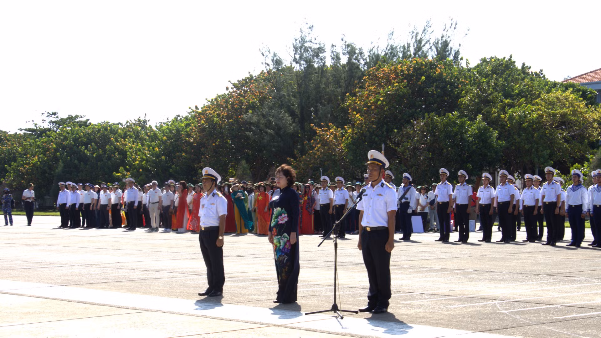 Lễ chào cờ trên đảo Trường Sa.