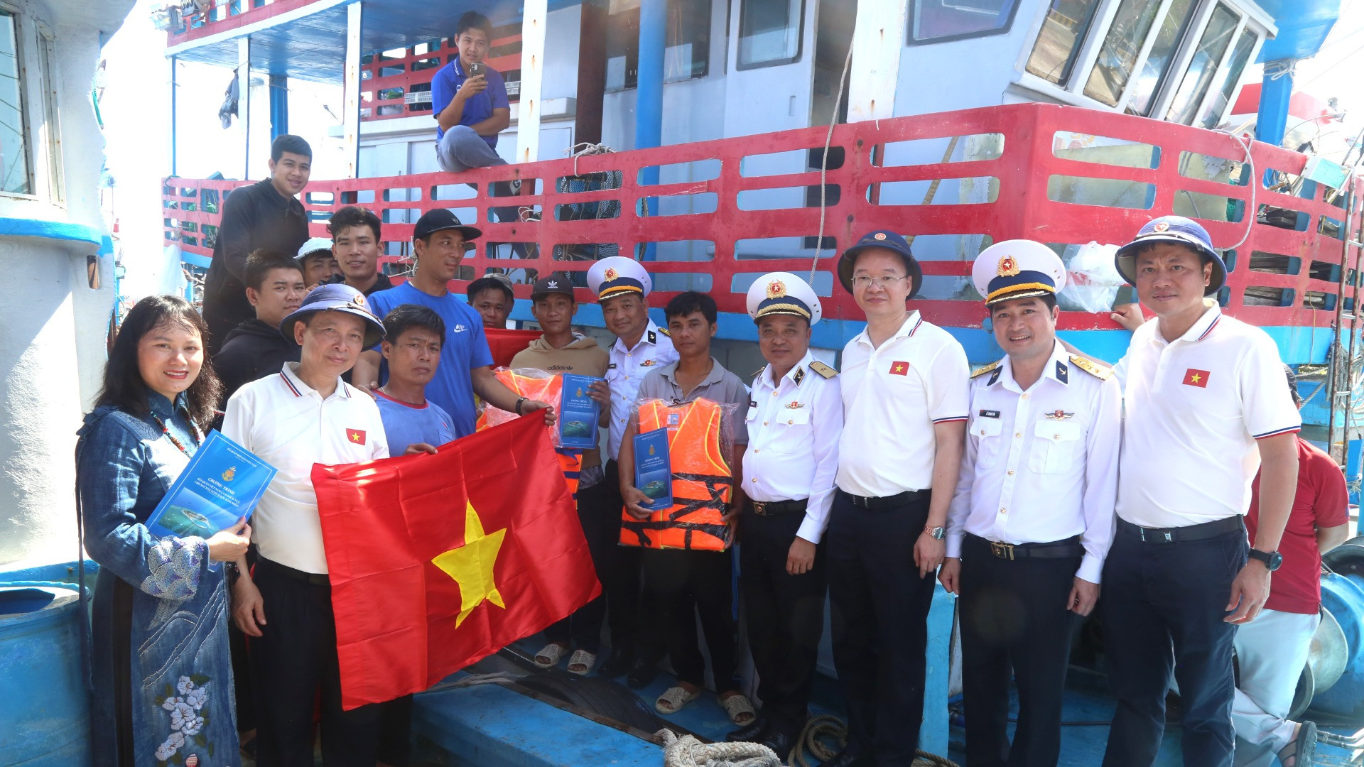 Đoàn công tác trao tặng cờ cho ngư dân vươn khơi bám biển. Đoàn công tác trao tặng cờ cho ngư dân vươn khơi bám biển.