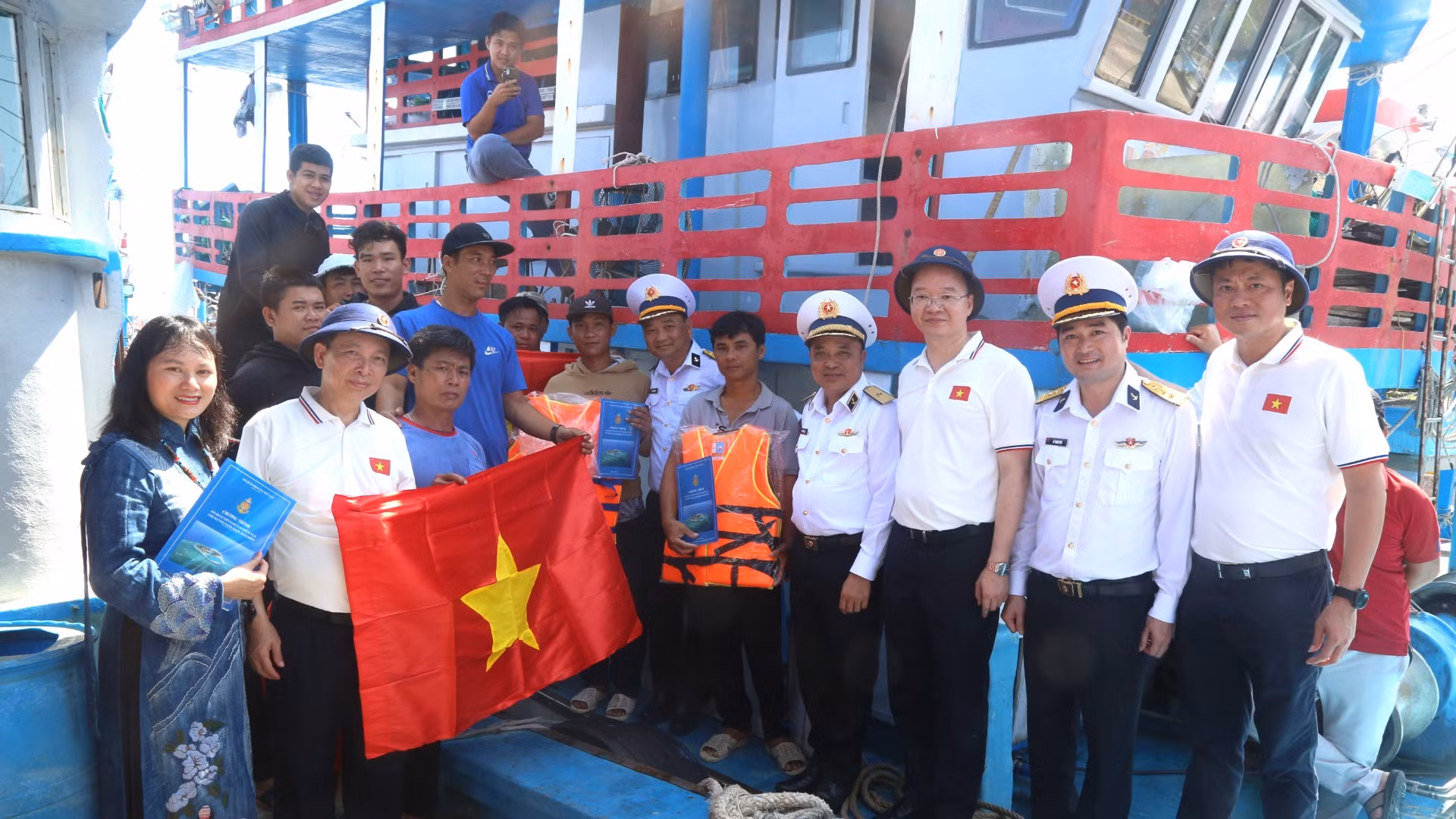 Đoàn công tác trao tặng cờ cho ngư dân vươn khơi bám biển.