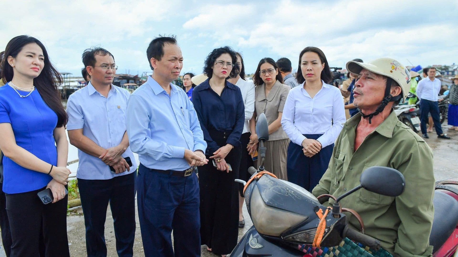 Ông Vũ Văn Cường (ngoài cùng bên phải) chia sẻ với đoàn công tác của Ngân hàng Nhà nước.