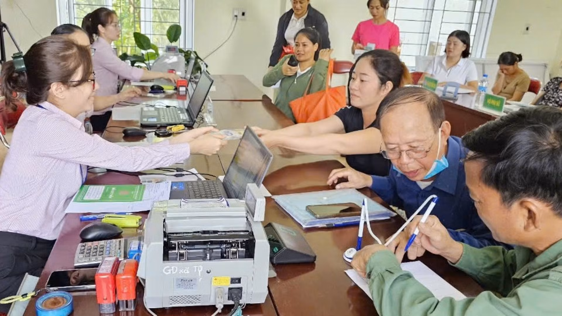 Chi nhánh Ngân hàng Chính sách tỉnh Yên Bái khẩn trương cho vay bổ sung nguồn vốn để người nghèo và các đối tượng chính sách khác khôi phục sản xuất kinh doanh sau mưa lũ.