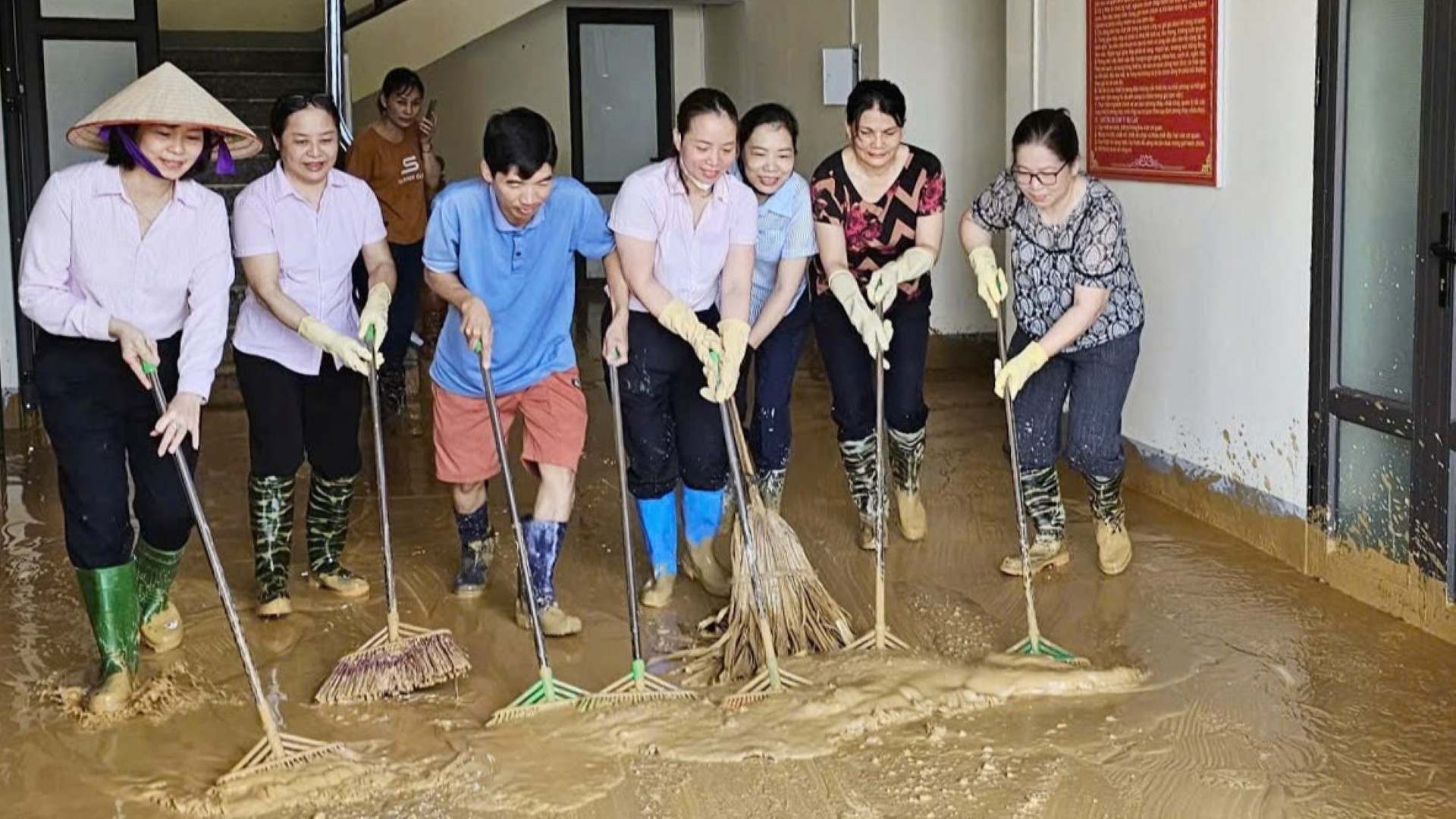 Các cán bộ chi nhánh Ngân hàng Chính sách xã hội tỉnh Yên Bái chung tay dọn dẹp, sửa sang lại các trụ sở phòng và điểm giao dịch tại xã.