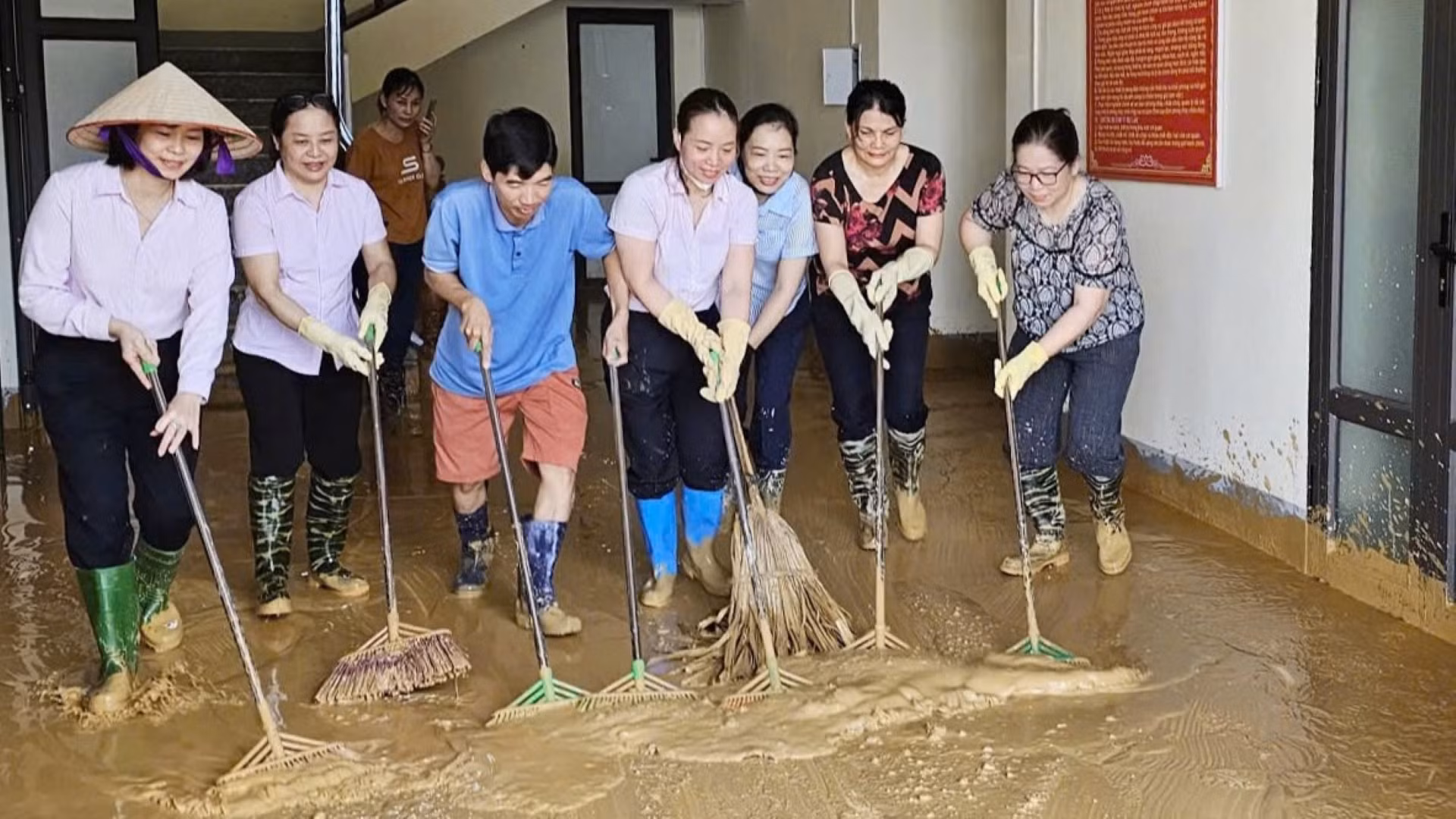 Các cán bộ chi nhánh Ngân hàng Chính sách xã hội tỉnh Yên Bái chung tay dọn dẹp, sửa sang lại các trụ sở phòng và điểm giao dịch tại xã.
