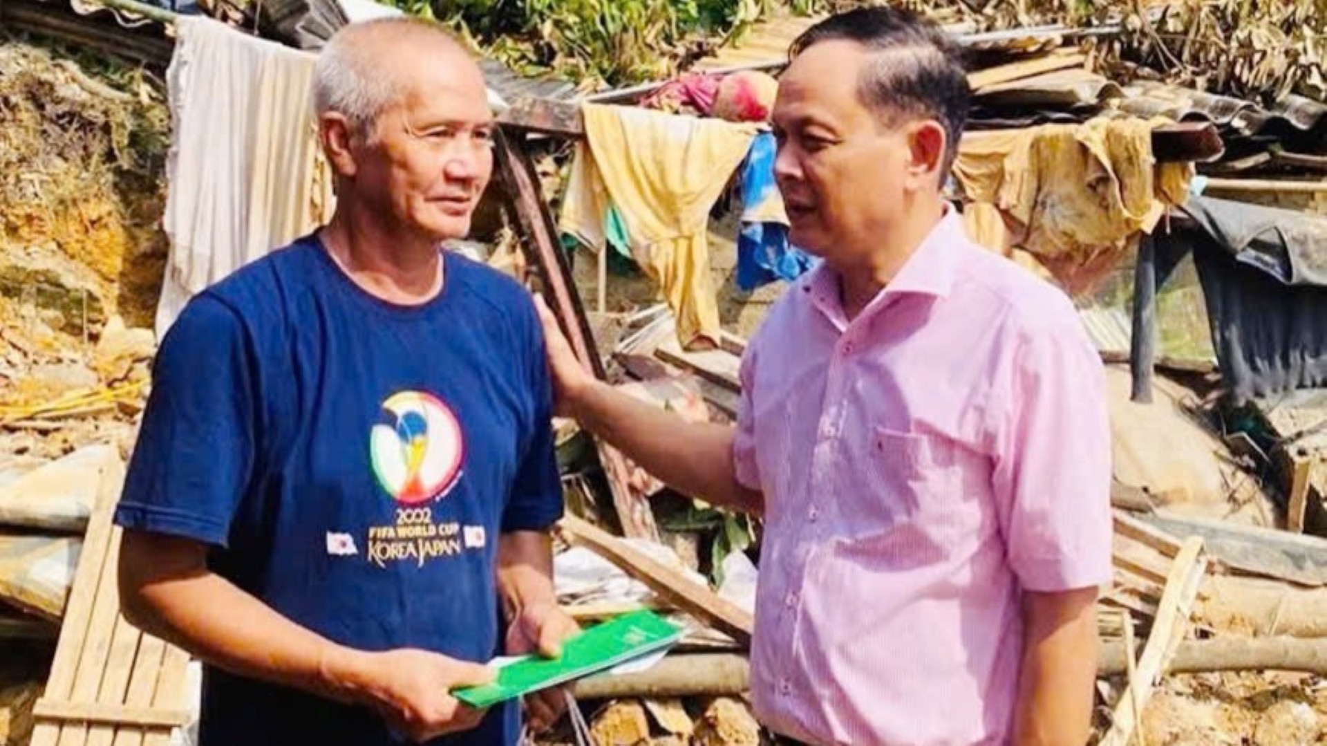 Các cán bộ chi nhánh Ngân hàng Chính sách xã hội tỉnh Yên Bái đã có mặt kịp thời động viên, chia sẻ bà con với tinh thần “tương thân tương ái”, “lá lành đùm lá rách”.