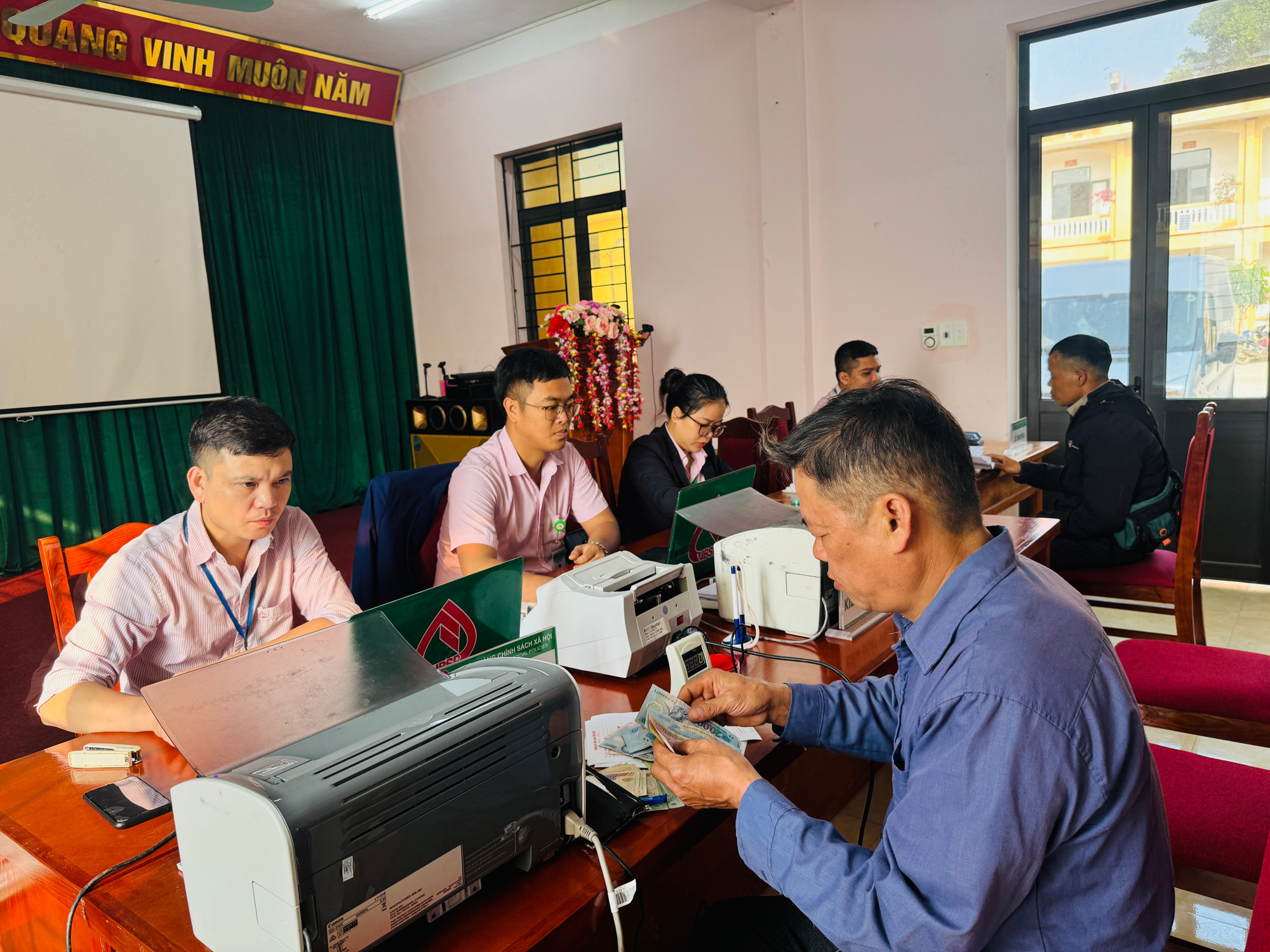 Người dân giao dịch tại Điểm giao dịch của Ngân hàng Chính sách xã hội tại xã Ngam La, huyện Yên Minh, tỉnh Hà Giang.