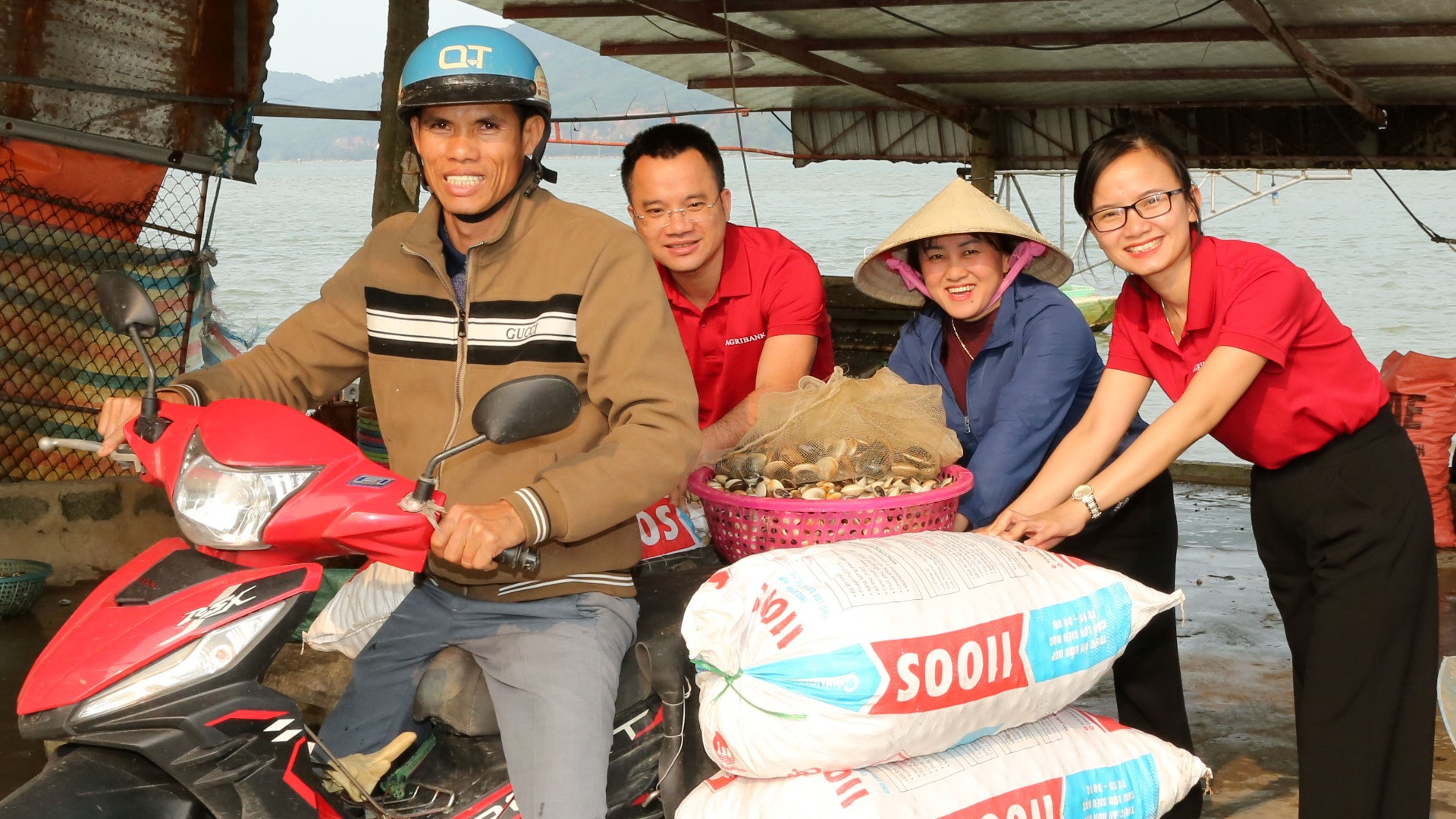 Các cán bộ tín dụng của Agribank luôn đồng hành cùng bà con nông dân phát triển sản xuất.